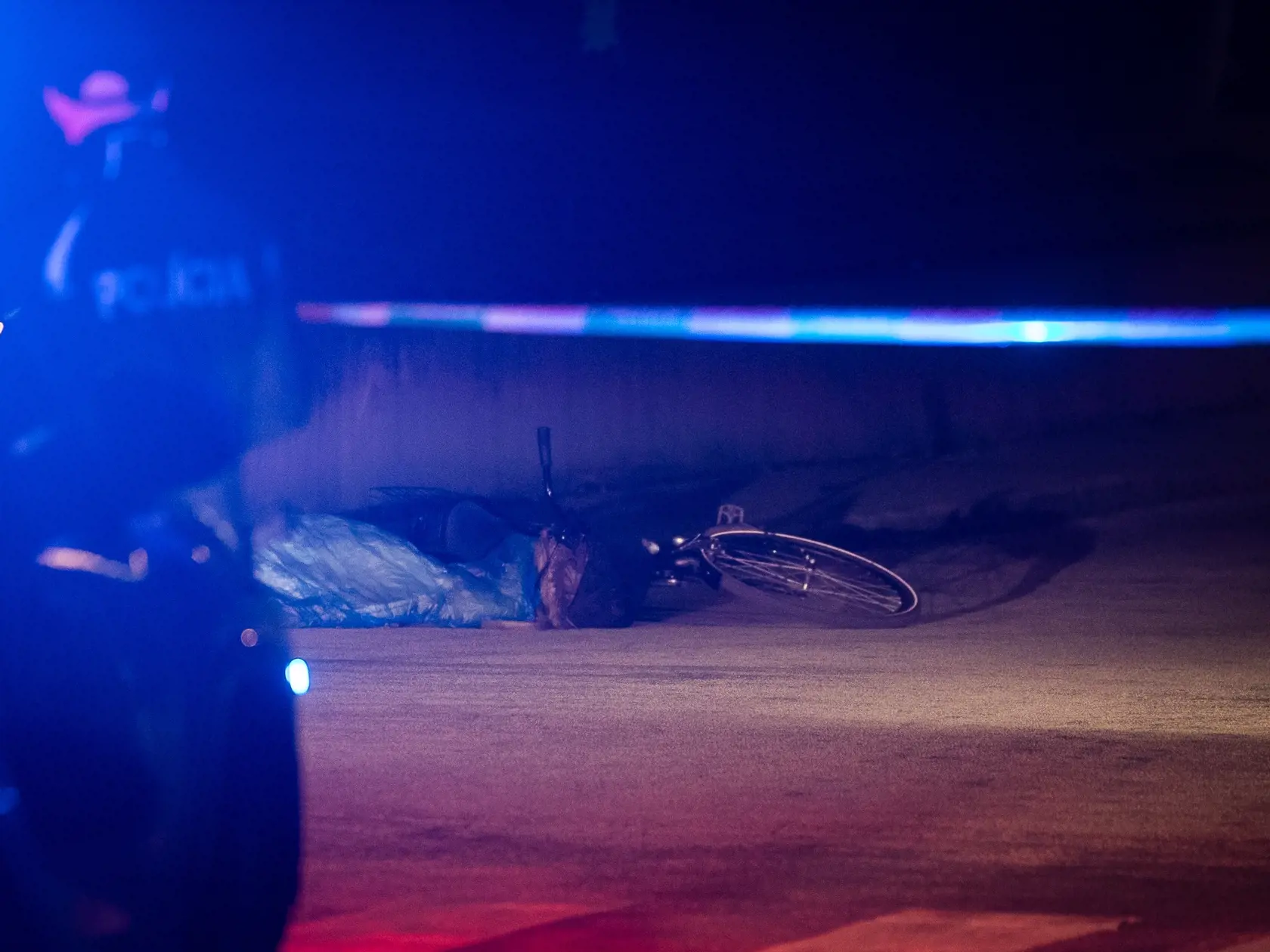 Už krátko po streľbe bolo jasné, že páchateľom tohto otrasného činu by mal byť Janin exmanžela Pavol, ktorý z miesta vraždy utiekol. Štátna polícia preto o pomoc pri pátraní požiadala aj mestských policajtov.