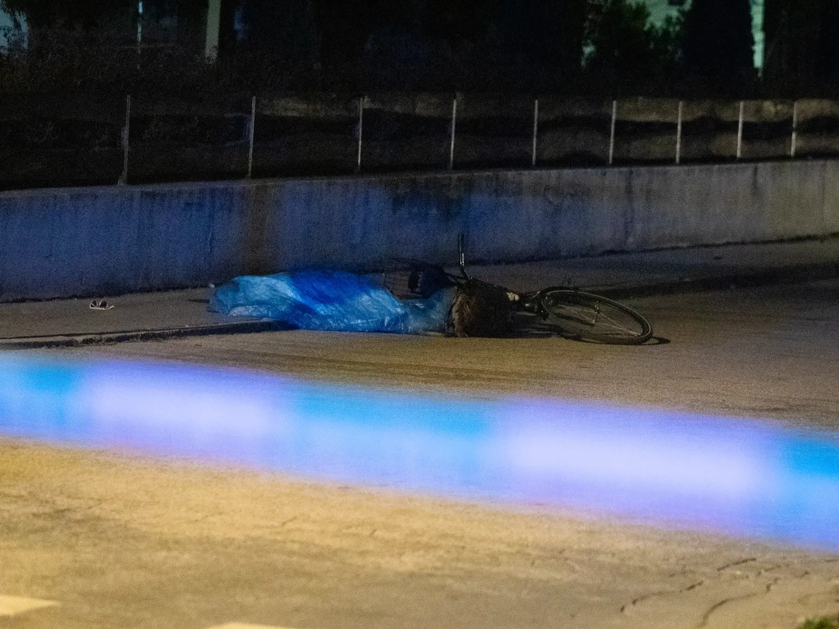 "Išla som z práce a zbadala som zrazu hlúčik ľudí. Pozrela som sa lepšie a všimla som si ženu, ktorá ležala na zemi. Vtedy niekto povedal, že na ženu strieľal nejaký muž. Bola mŕtva. Potom prišli policajti, no skoro okamžite sa vybrali strelca hľadať. Ľudia, ktorí bývajú pri škole, si najprv mysleli, že ide ohňostroj. Počuli štyri výstrely, " povedala nám Seničanka, ktorú sme stretli na mieste tragického činu.