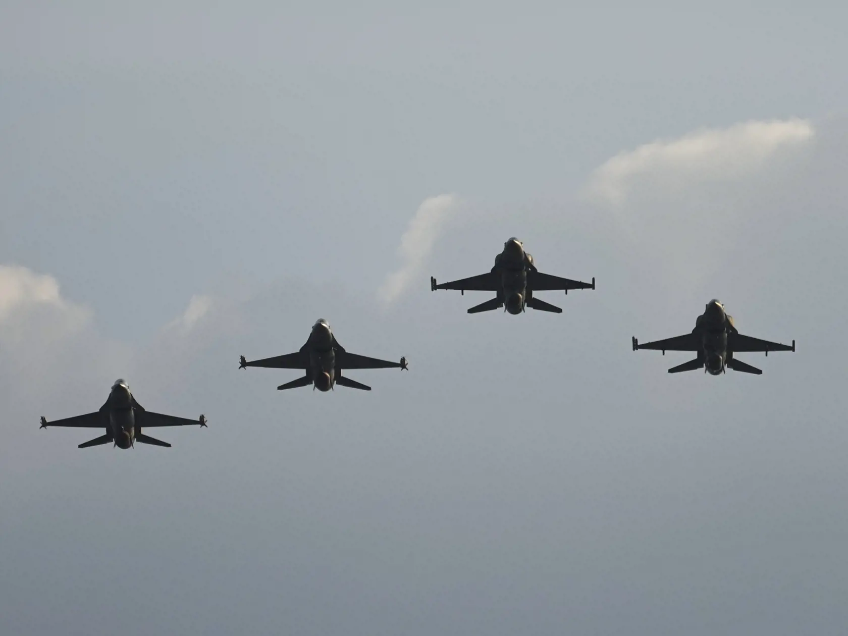 Stíhačky F16 izraelských vzdušných síl vystupujú na leteckej šou počas slávnostnej promócie pre nových pilotov na základni Hatzerim pri juhoizraelskom meste Beersheba, v stredu 28. decembra 2022.