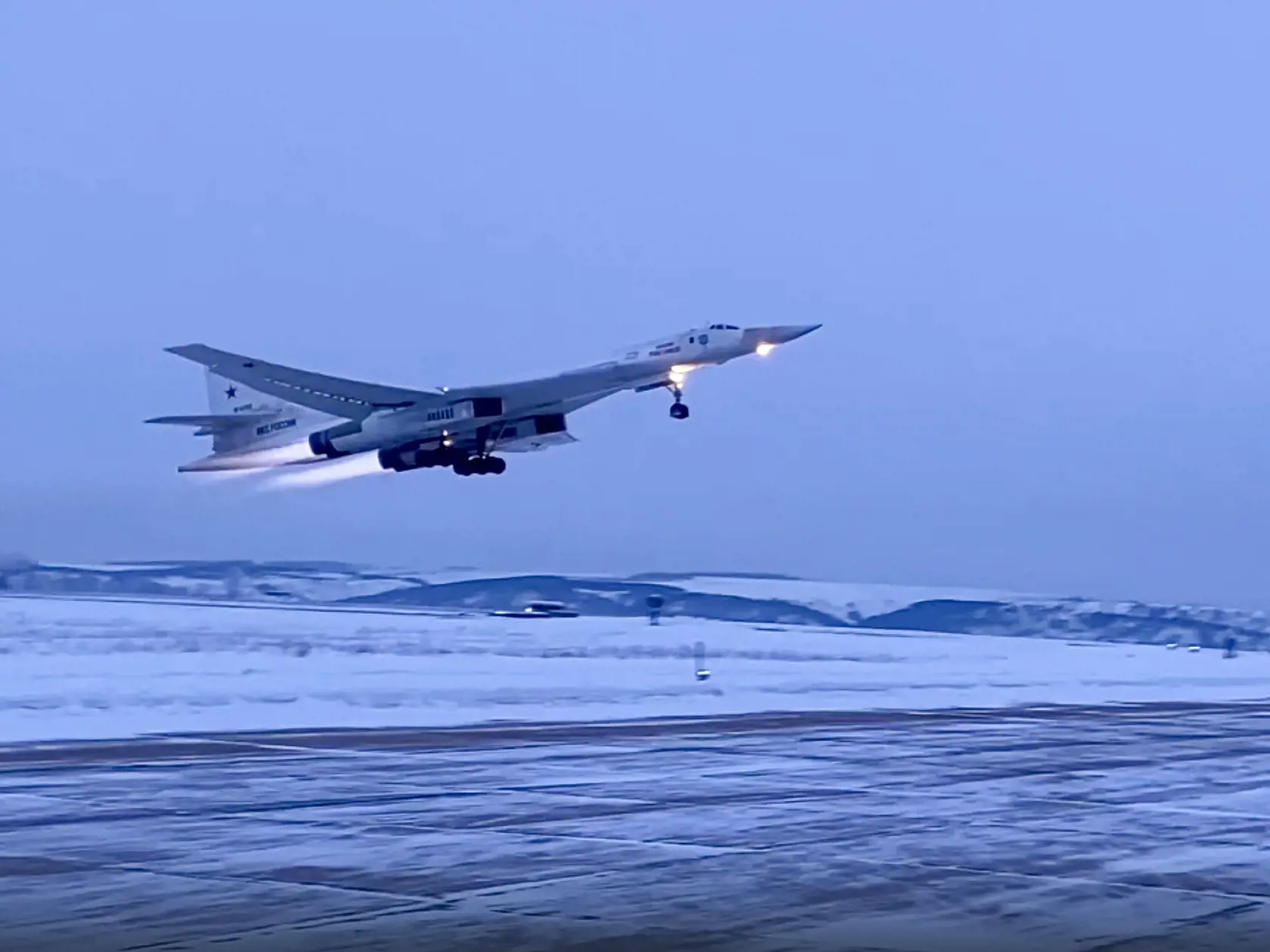 Na snímke zverejnenej ruským ministerstvom obrany v utorok 17. januára 2023 strategický bombardér A Tu-160 ruských vzdušných síl na hliadkujúcom lete. Ruské ministerstvo obrany uviedlo, že dve lietadlá Tu-160 vzlietli počas hliadkujúcej misie nad Arktickým oceánom.
