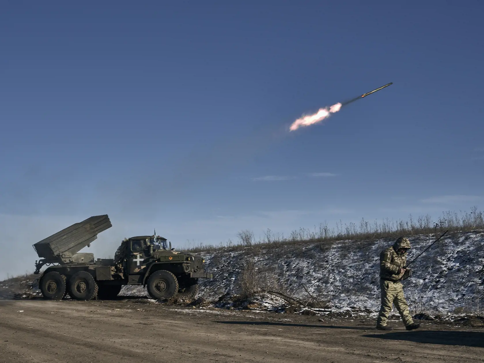 Ukrajinskí vojaci odpaľujú rakety prostredníctvom raketometu Grad na ruské pozície na frontovej línii počas bojov pri meste Soledar v Doneckej oblasti na východe Ukrajiny v stredu 11. januára 2023.