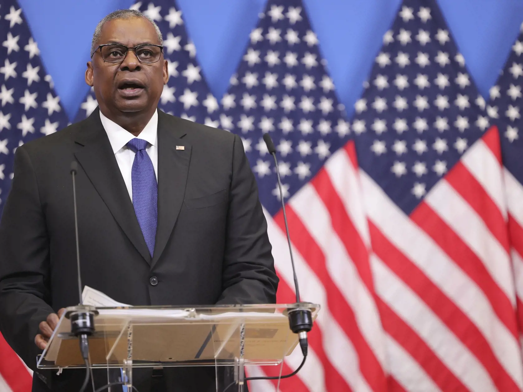 Americký minister obrany Lloyd Austin reční počas tlačovej konferencie po schôdzke ministrov obrany členských štátov NATO v Bruseli v utorok 14. februára 2023.