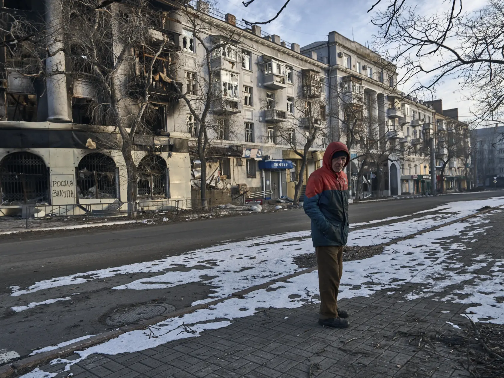 WA 18 Bachmut - Miestny obyvateľ kráča ulicami 
v meste Bachmut v Doneckej oblasti na východe Ukrajiny v piatok 10. februára 2023. FOTO TASR/AP


A local resident walks along a street in Bakhmut, Donetsk region, Ukraine, Friday, Feb. 10, 2023. (AP Photo/Libkos)