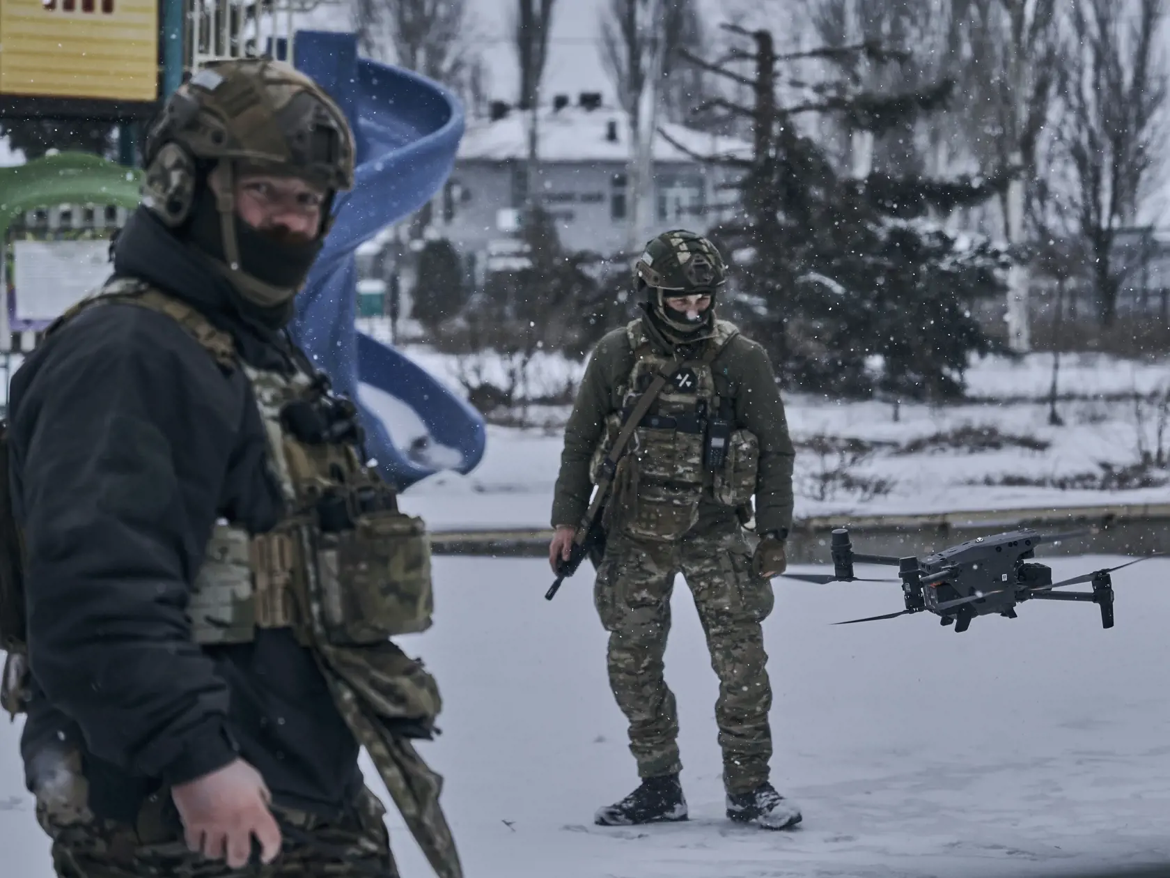 JB 23 Bachmut - Ukrajinskí vojaci kontrolujú situáciu pomocou drona na frontovej línii počas bojov v meste Bachmut, v Doneckej oblasti na východe Ukrajiny 12. februára 2023. FOTO TASR/AP

Ukrainian soldiers check the situation by using a drone in Bakhmut, Donetsk region, Ukraine, Sunday, Feb. 12, 2023. (AP Photo/Libkos)