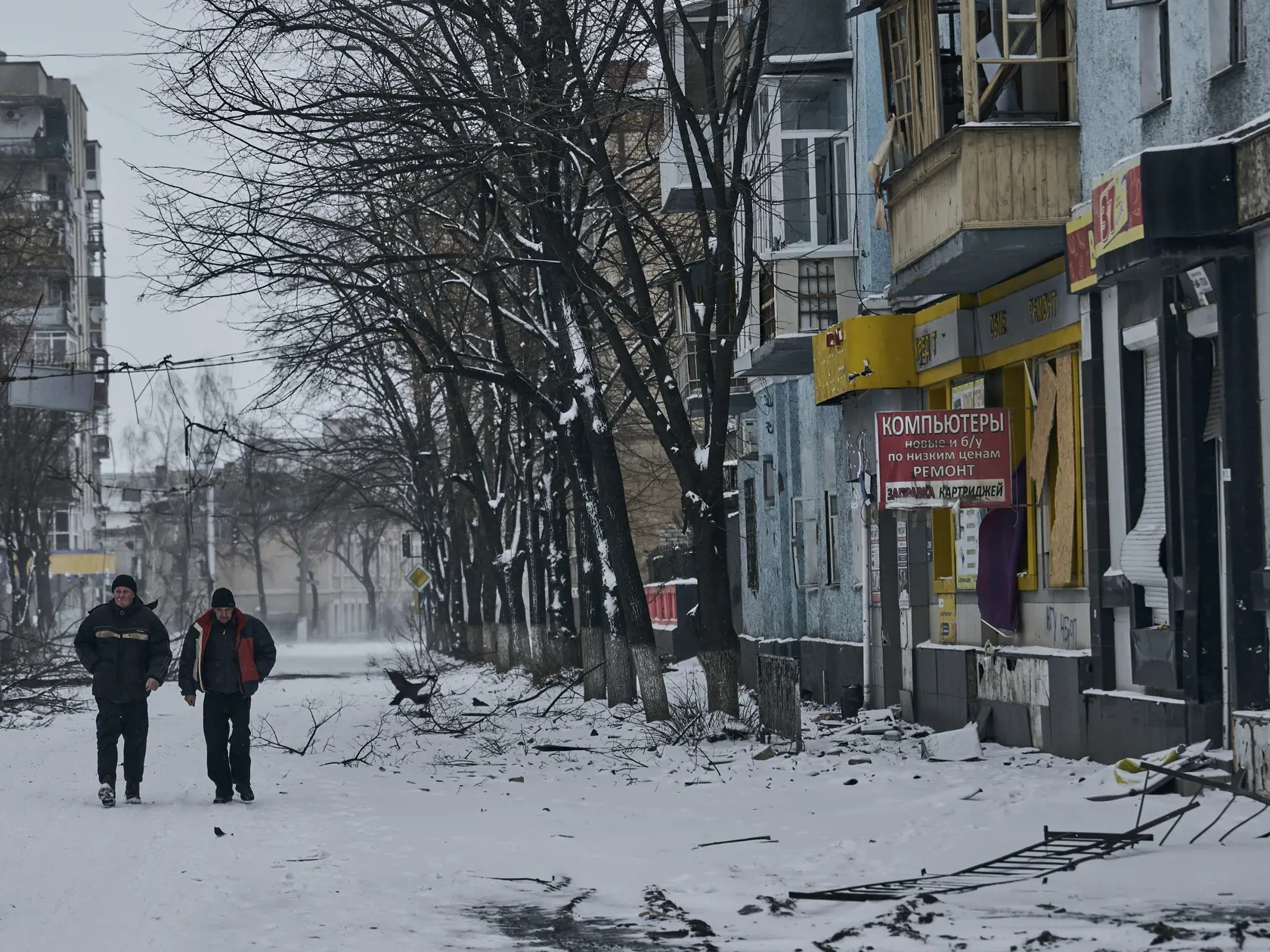 KK24 Bachmut - Miestni obyvatelia kráčajú po ulici v meste Bachmut v Doneckej oblasti na východe Ukrajiny v nedeľu 12. februára 2023. FOTO TASR/AP

Local residents walk along a street in Bakhmut, Donetsk region, Ukraine, Sunday, Feb. 12, 2023. (AP Photo/Libkos)