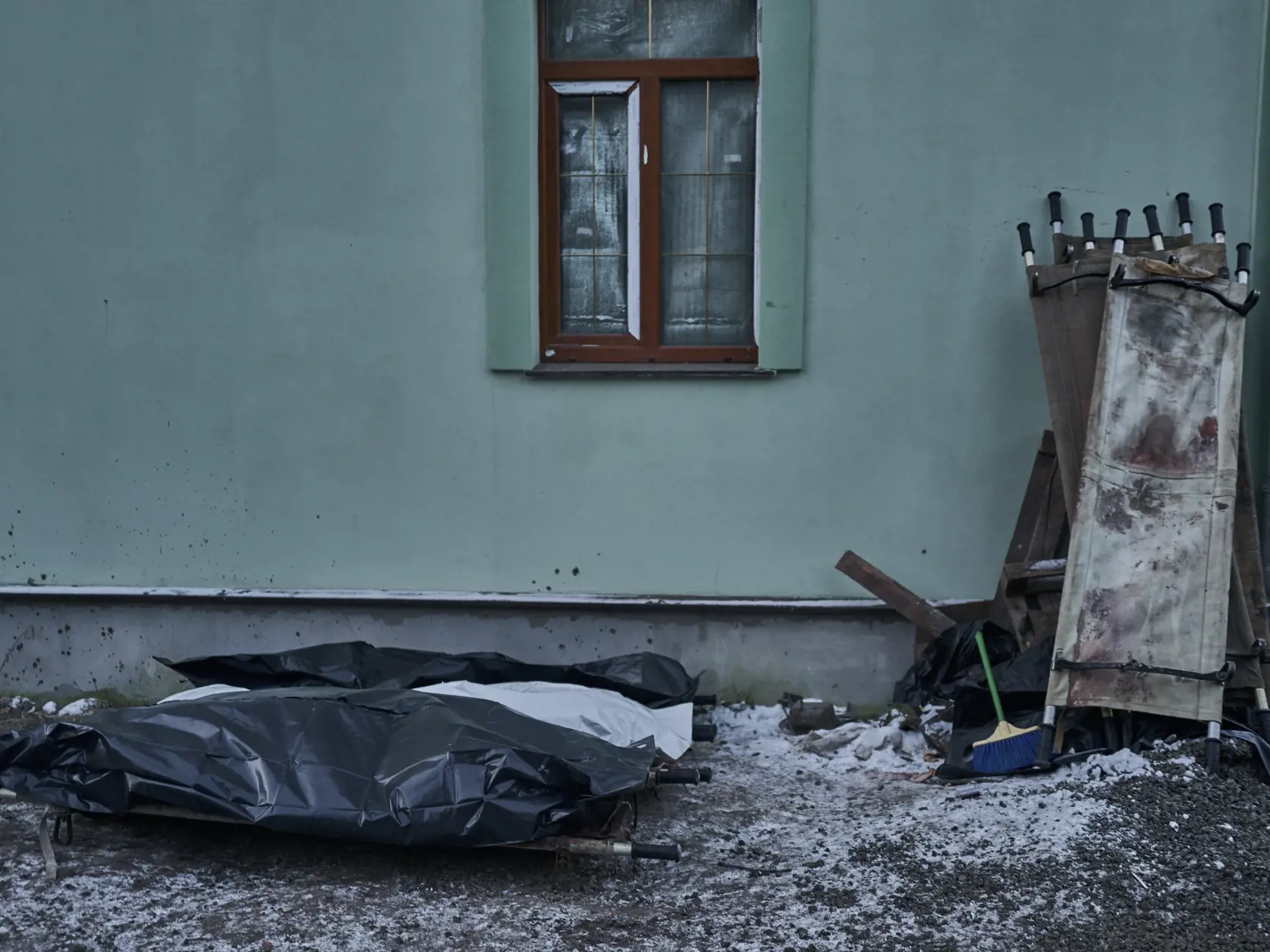 WA 19 Bachmut - Mŕtve telá zabalené vo vreciach ležia neďaleko nemocnice v meste Bachmut v Doneckej oblasti na východe Ukrajiny v piatok 10. februára 2023. FOTO TASR/AP


Dead bodies lie near a city hospital in Bakhmut, Donetsk region, Ukraine, Friday, Feb. 10, 2023. (AP Photo/Libkos)