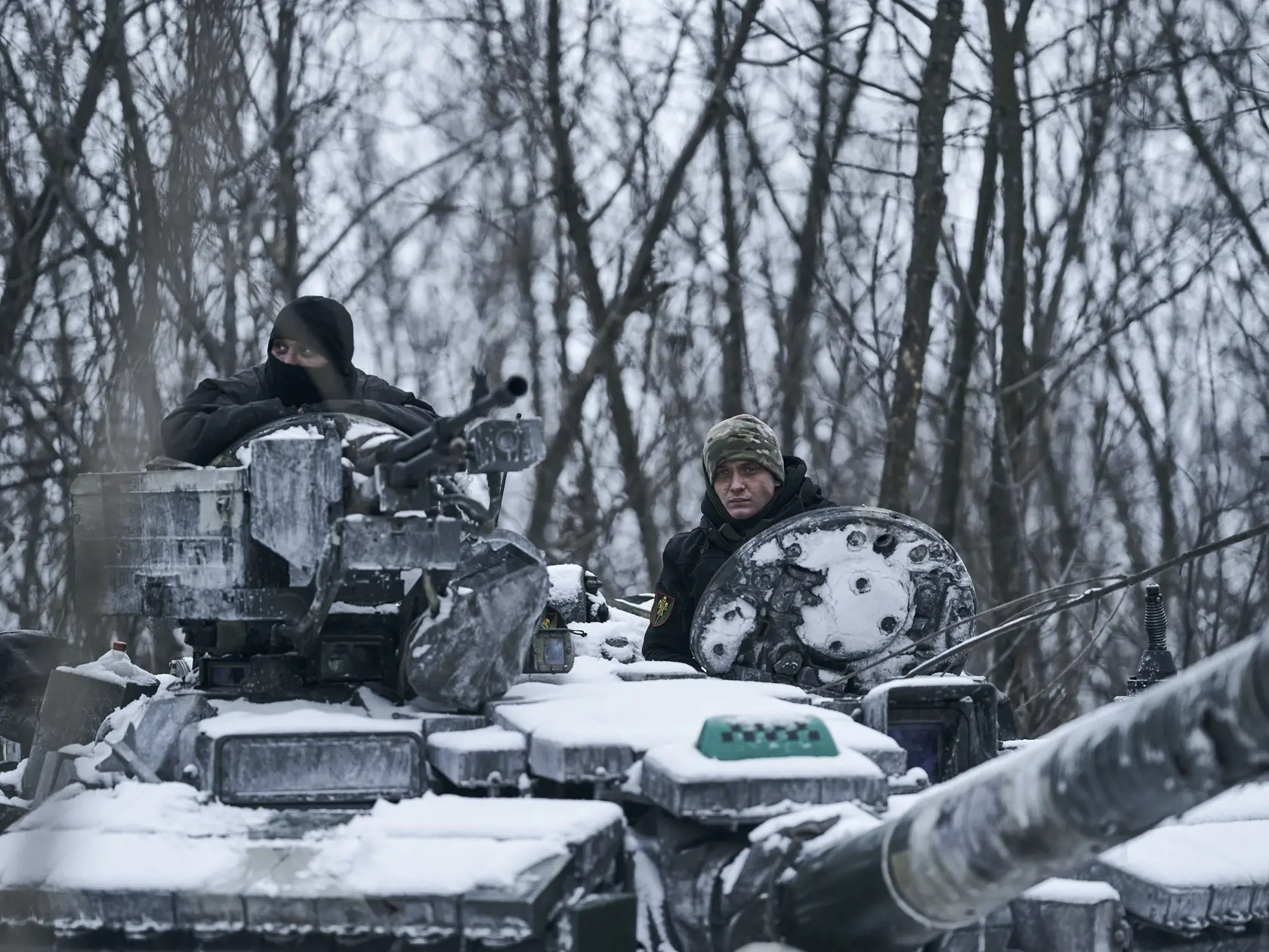 JB 21 Bachhmut - Ukrajinský tank jazdí na frontovej línii počas bojov v meste Bachhmut, v Doneckej oblasti na východe Ukrajiny 12. februára 2023. FOTO TASR/AP

A Ukrainian tank rides to its position in the frontline in Bakhmut, Donetsk region, Ukraine, Sunday, Feb. 12, 2023. (AP Photo/Libkos)