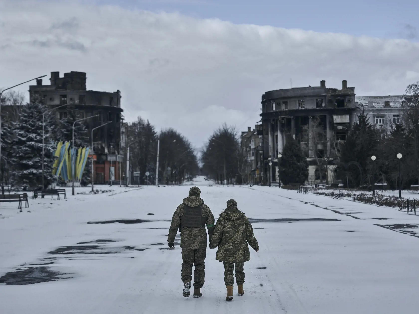 KK25 Bachmut - Ukrajinskí vojaci kráčajú po ulici v meste Bachmut v Doneckej oblasti na východe Ukrajiny v nedeľu 12. februára 2023. FOTO TASR/AP

Ukrainian soldiers walk along a street in Bakhmut, Donetsk region, Ukraine, Sunday, Feb. 12, 2023. (AP Photo/Libkos)