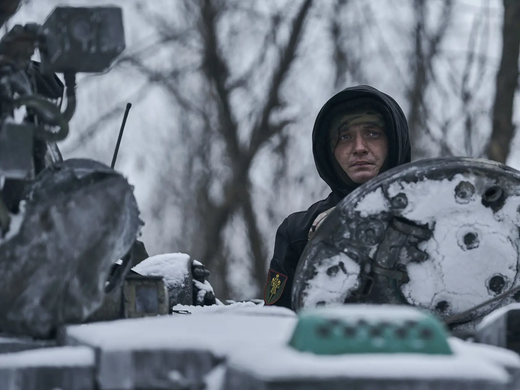 KK26 Bachmut - Ukrajinský vojak sa pozerá z tanku v meste Bachmut v Doneckej oblasti na východe Ukrajiny v nedeľu 12. februára 2023. FOTO TASR/AP

A Ukrainian soldier looks out of the tank in position in the frontline in Bakhmut, Donetsk region, Ukraine, Sunday, Feb. 12, 2023. (AP Photo/Libkos)
