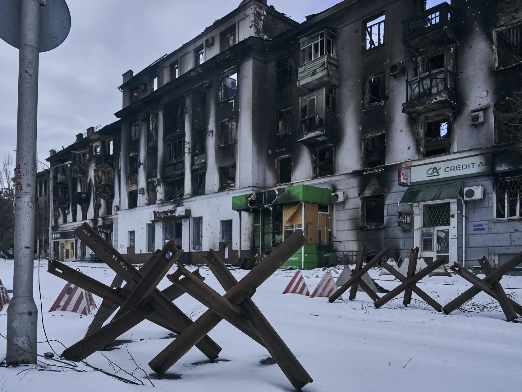 KK27 Bachmut - Centrum mesta zničené ruským ostreľovaním v meste Bachmut v Doneckej oblasti na východe Ukrajiny v nedeľu 12. februára 2023. FOTO TASR/AP

A city center damaged by Russian shelling in Bakhmut, Donetsk region, Ukraine, Sunday, Feb. 12, 2023. (AP Photo/Libkos)