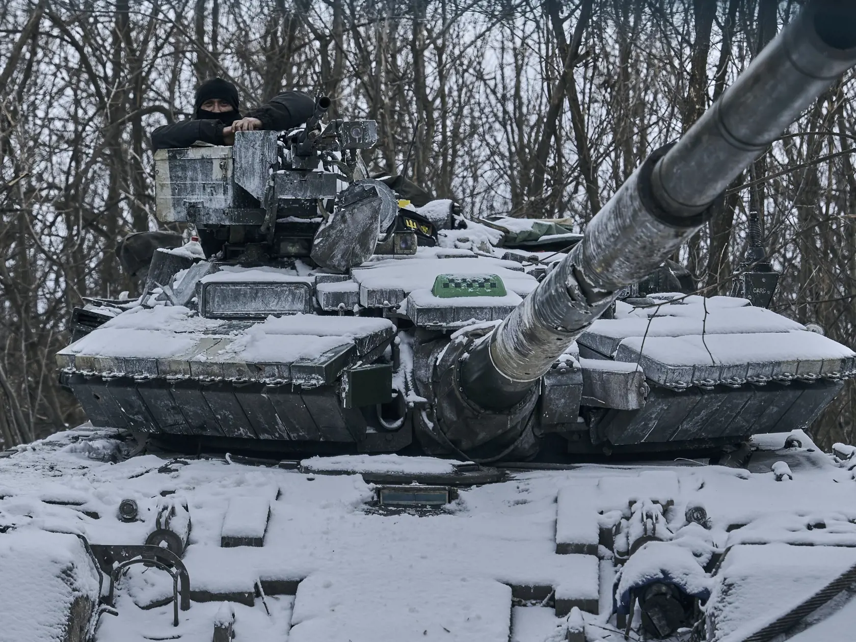 JB 22 Bachhmut - Ukrajinský tank jazdí na frontovej línii počas bojov v meste Bachhmut, v Doneckej oblasti na východe Ukrajiny 12. februára 2023. FOTO TASR/AP

A Ukrainian tank is seen in position in the frontline in Bakhmut, Donetsk region, Ukraine, Sunday, Feb. 12, 2023. (AP Photo/Libkos)