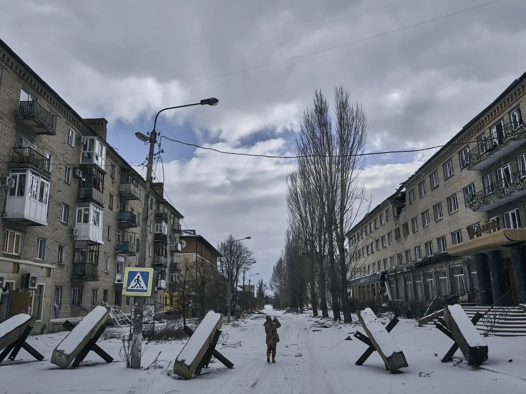 JB 24 Bachmut - Ukrajinský vojak kráča po ulici   počas bojov v meste Bachmut, v Doneckej oblasti na východe Ukrajiny 12. februára 2023. FOTO TASR/AP

A Ukrainian soldier walks along a street in Bakhmut, Donetsk region, Ukraine, Sunday, Feb. 12, 2023. (AP Photo/Libkos)