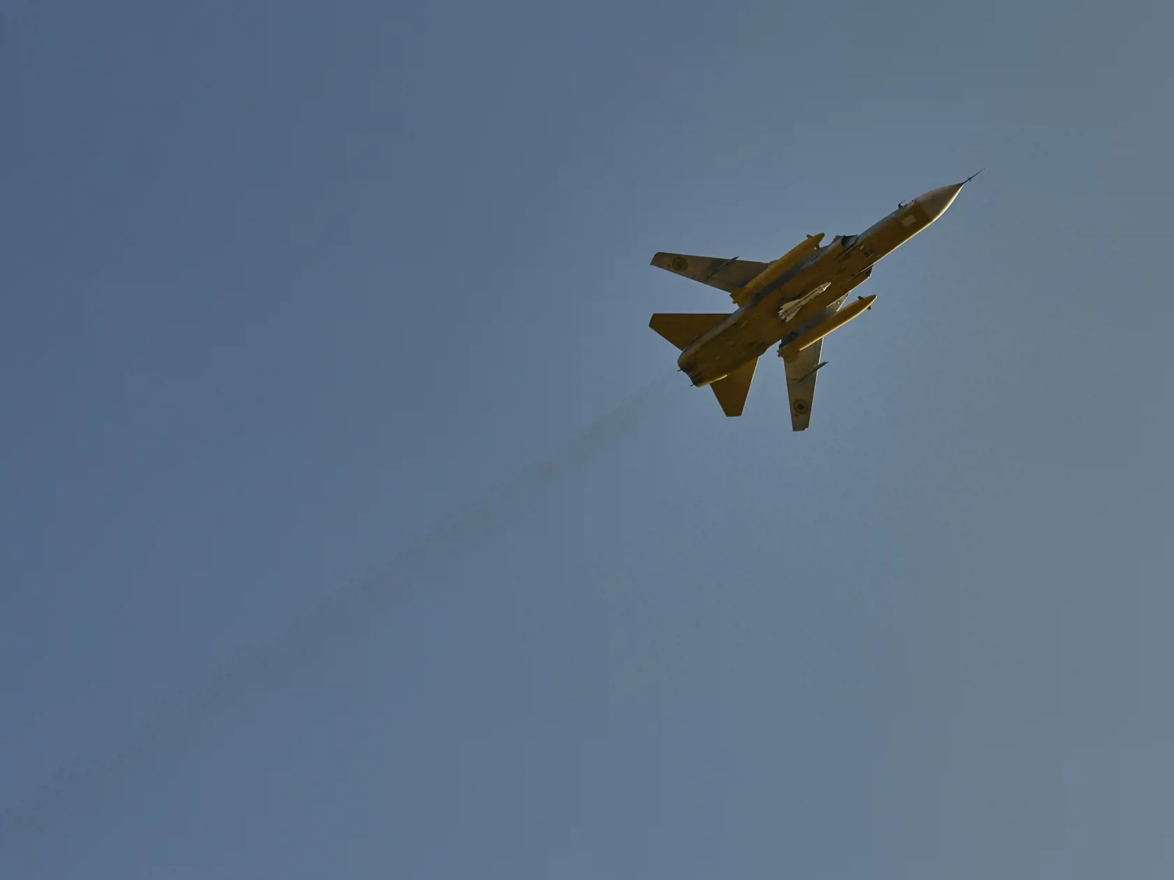 JB 20 Bachhmut - Ukrajinská stíhačka Suchoj Su-24 letí nad frontovou líniou počas bojov pri meste Bachhmut, v Doneckej oblasti na východe Ukrajiny 11. februára 2023. FOTO TASR/AP

A Ukrainian Air Force Sukhoi Su-24 flies over the front line near Bakhmut, Donetsk region, Ukraine, Saturday, Feb. 11, 2023. (AP Photo/Libkos)