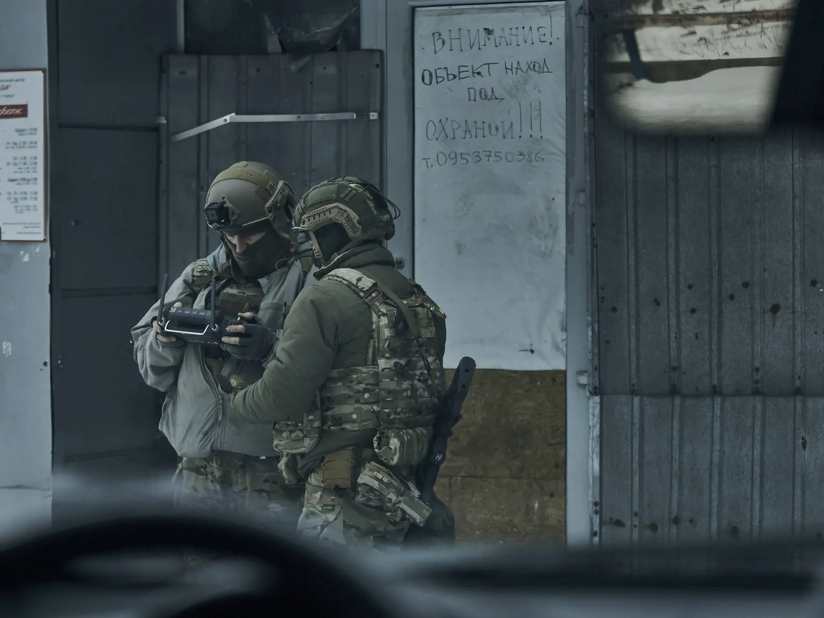 KK23 Bachmut - Ukrajinskí vojaci kontrolujú situáciu za pomoci drona v meste  Bachmut v Doneckej oblasti na východe Ukrajiny v nedeľu 12. februára 2023. FOTO TASR/AP

Ukrainian soldiers check the situation using a drone in Bakhmut, Donetsk region, Ukraine, Sunday, Feb. 12, 2023. (AP Photo/Libkos)