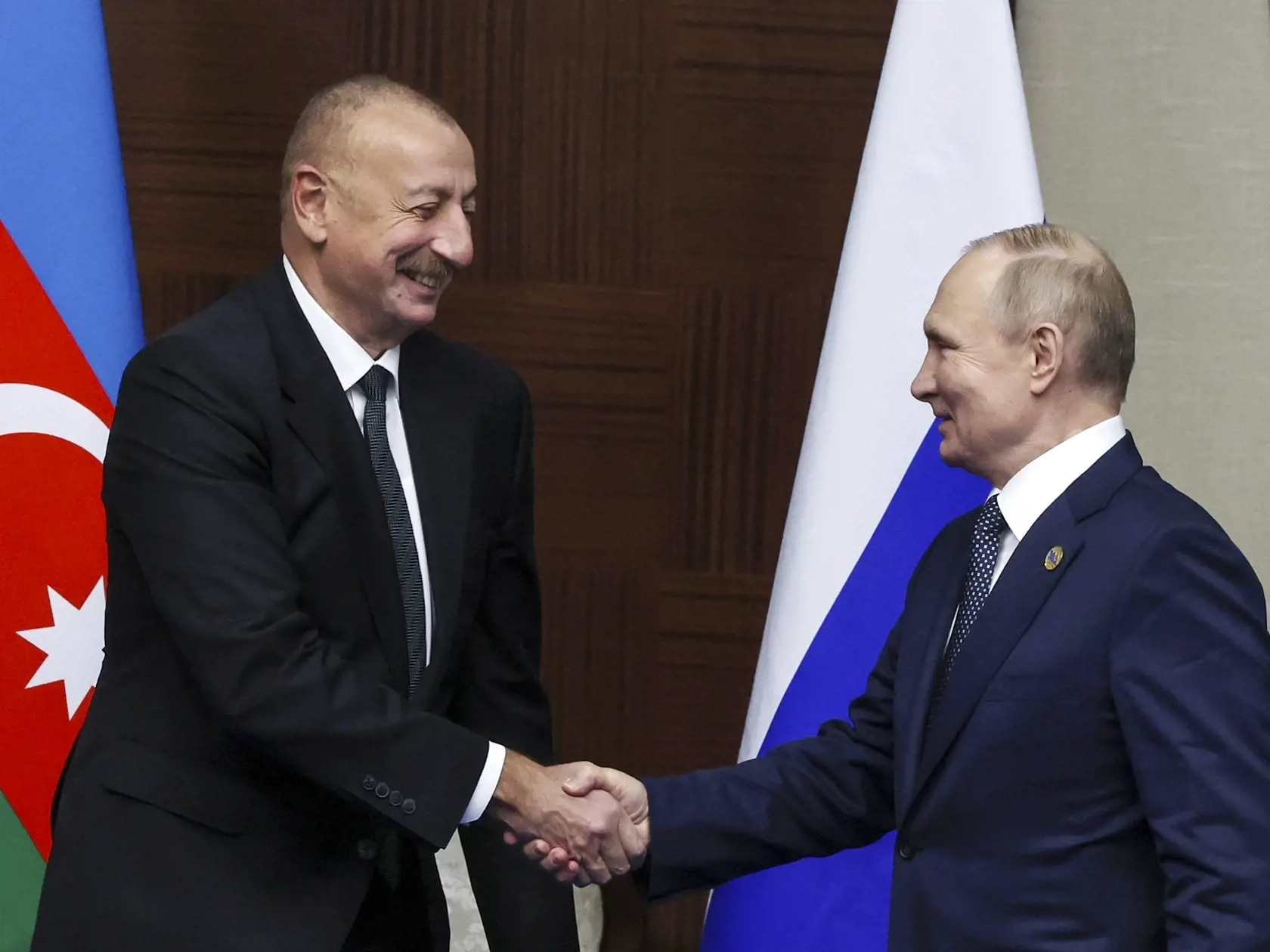 JB 8 Astana - Ruský prezident Vladimir Putin (vpravo) si podáva ruku s azerbajdžanským prezidentom Iľhamom Alijevom.
