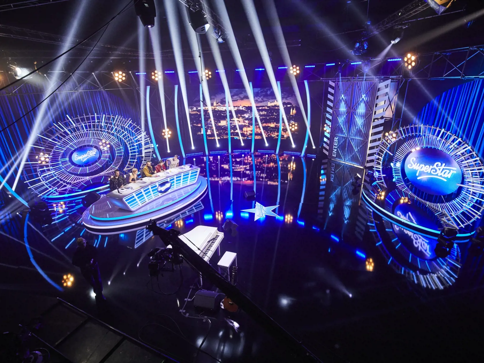 Ak by sme chceli celú SuperStar zbaliť a previezť na iné miesto, bolo by potrebných približne 15 kamiónov.