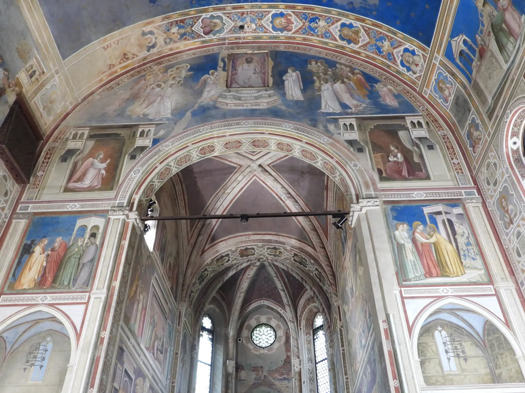Predná časť Kaplnky Scroveginovcov v Padove. Autorom malieb je taliansky maliar Giotto di Bondone.