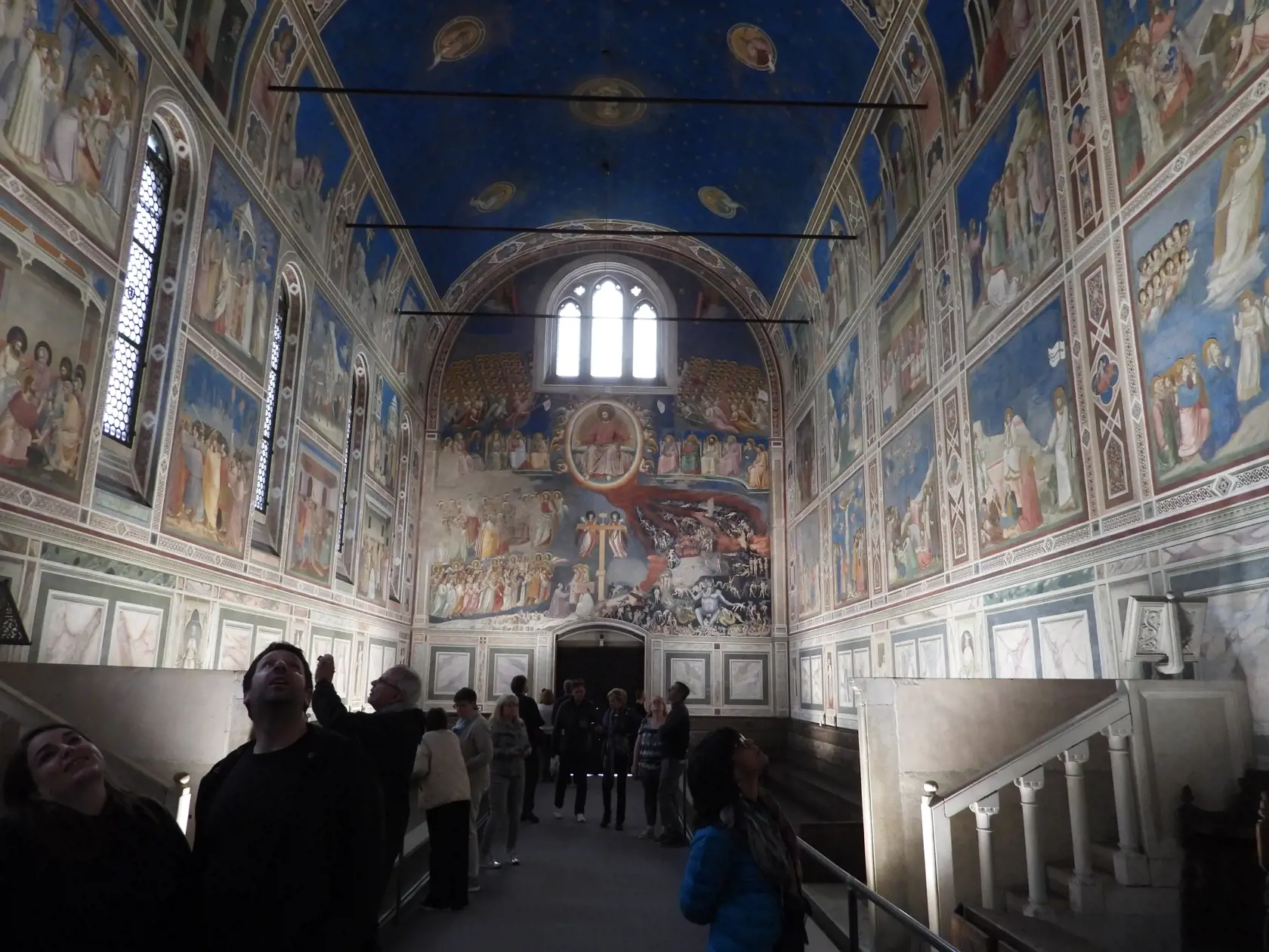 Celkový pohľad na zadnú časť Kaplnky Scroveginovcov v Padove. Autorom je taliansky maliar Giotto di Bondone.