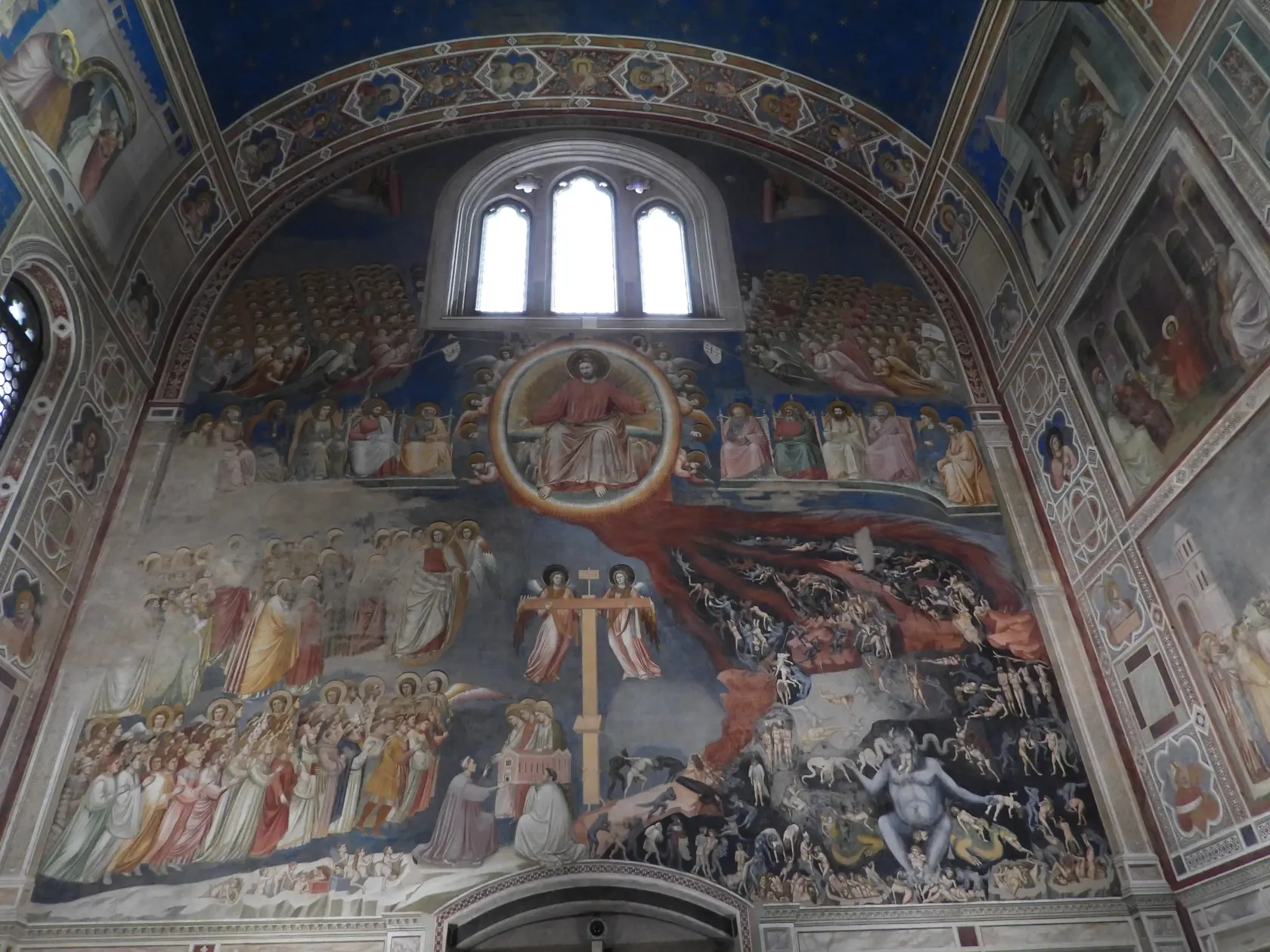 Zadná stena (Peklo a raj) Kaplnky Scroveginovcov v Padove. Autorom malieb je taliansky maliar Giotto di Bondone.