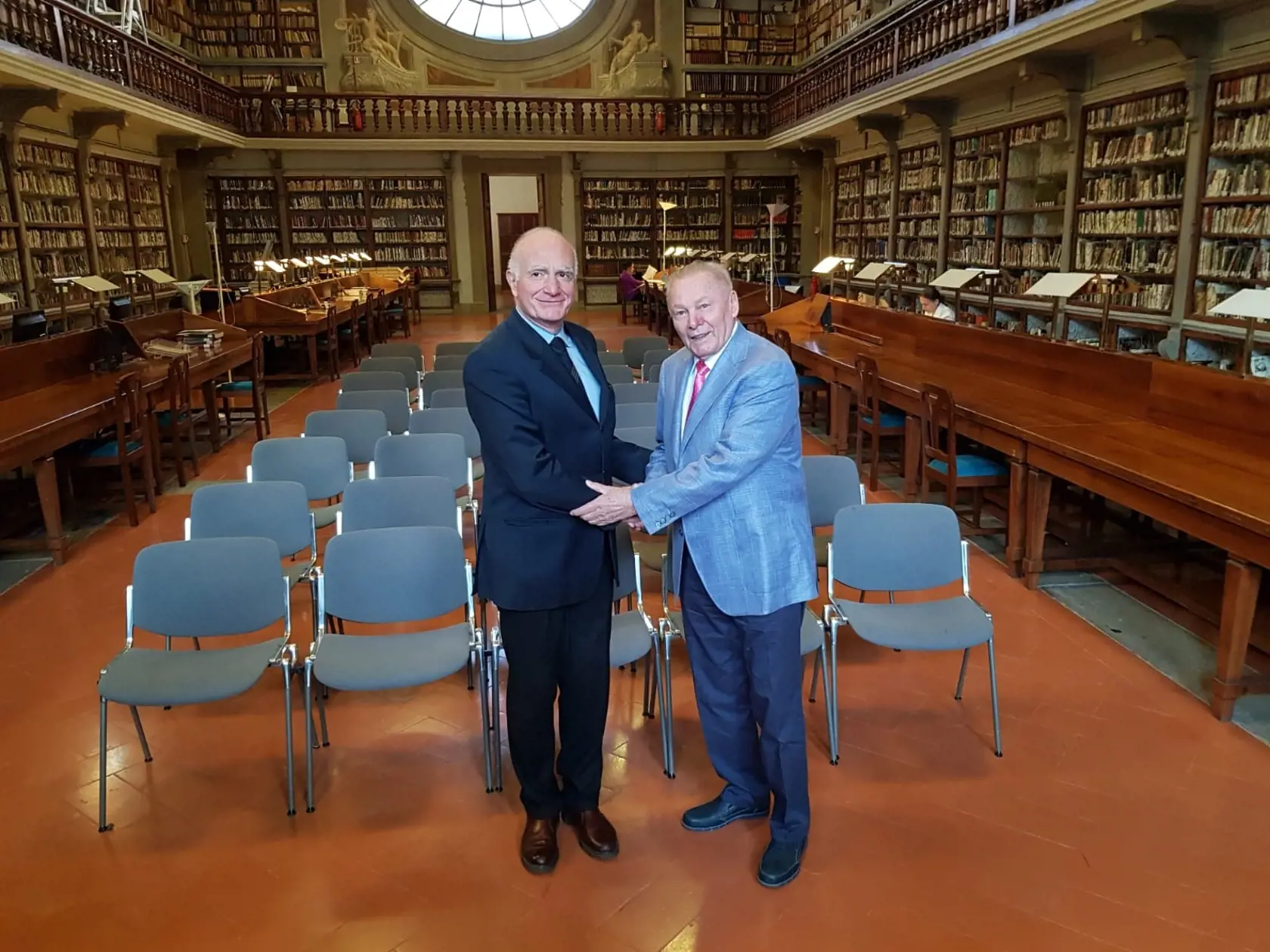 Rudolf Schuster sa stretol s riaditeľom Knižnice Uffizi vo Florencii Claudiom Di Benedettom, ktorému odovzdal tri svoje knihy o slovenských výtvarníkoch.