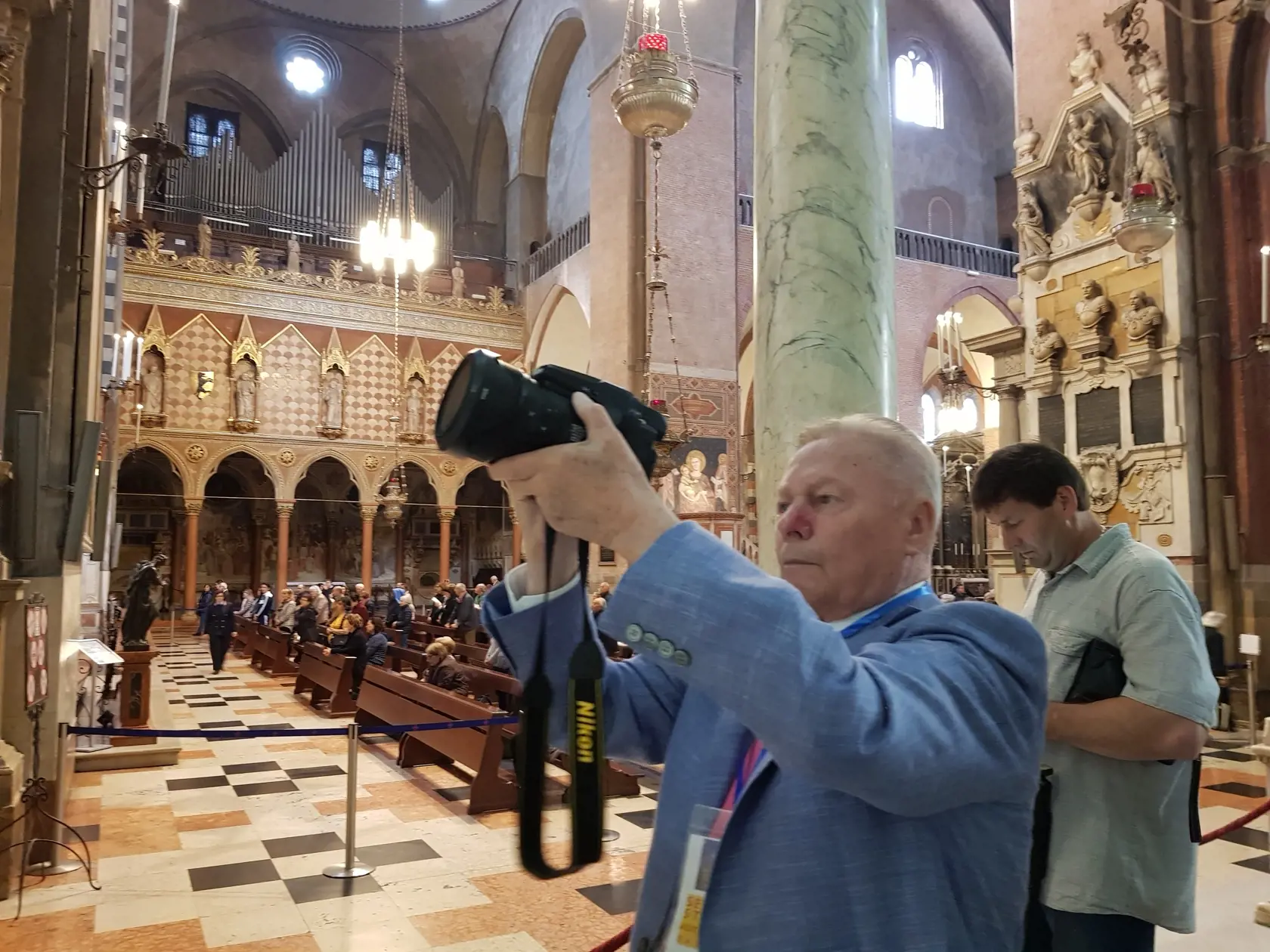 Najväčšou historickou pamiatkou je Basilica di Sant'Antonio da Padova, v ktorej je pochovaný svätý Anton Paduánský. Mohutná stavba bola vybudovaná v 13. a 14. storočí ako pilierová bazilika.  Pred kostolom stojí i jazdecká socha Gattamelatu, ktorú v roku 1453 vytvoril Donatello. Je to bronzový pamätník na počesť Erasma da Narni, ktorý bol v rokoch 1438 - 1441 veliteľom Benátskej republiky a ktorého pre neobyčajnú diplomatickú šikovnosť prezývali Gattamelata - Strakatá mačka.