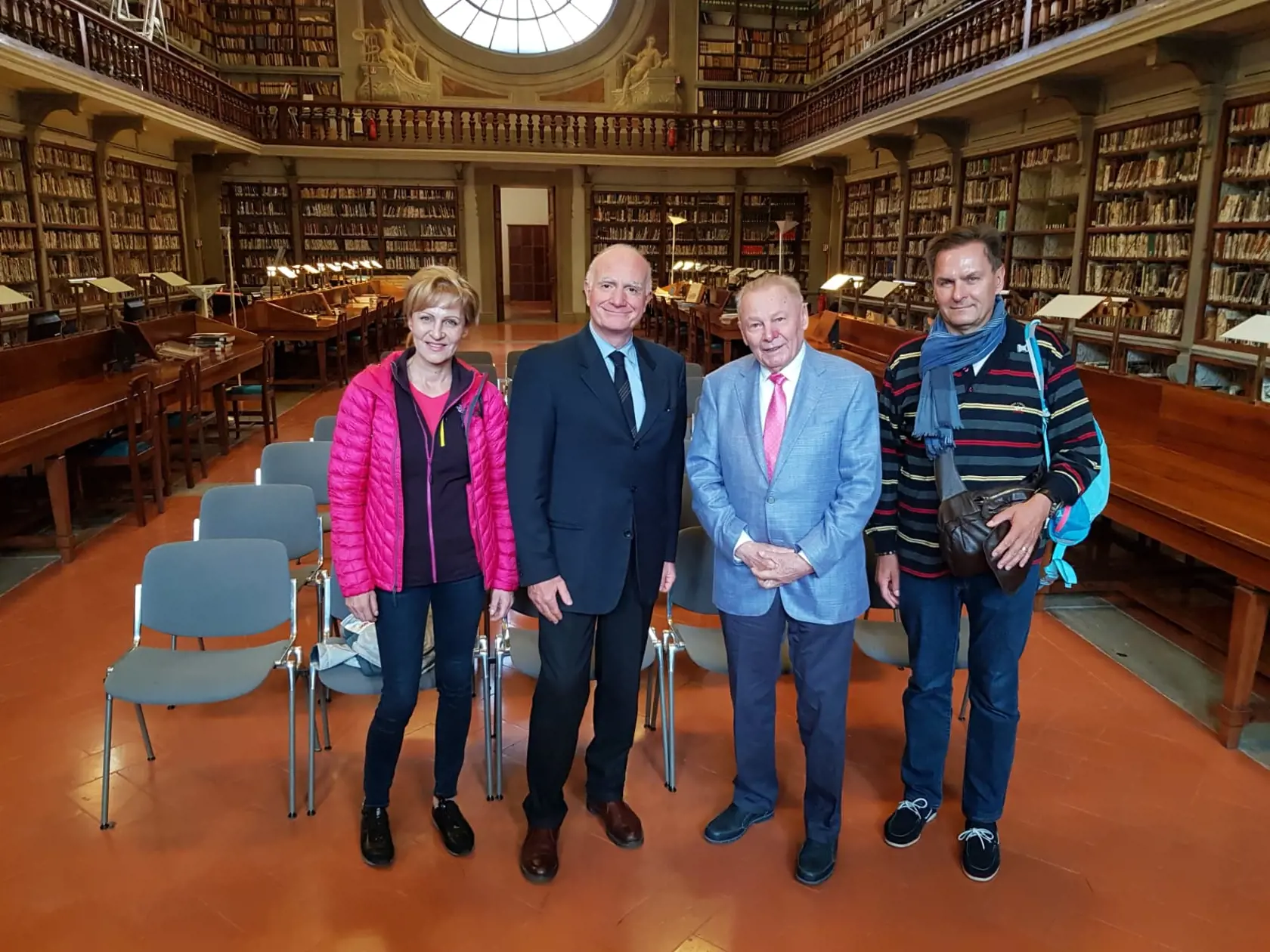 Schusterovci na návšteve Gallerie degli Uffizi, ktorá je jedna z dvoch galérií obsahujúcich prierez výtvarného umenia v talianskej Florencii. Leží hneď pri rieke Arno a rad pri vstupe môže zabrať aj niekoľko hodín.