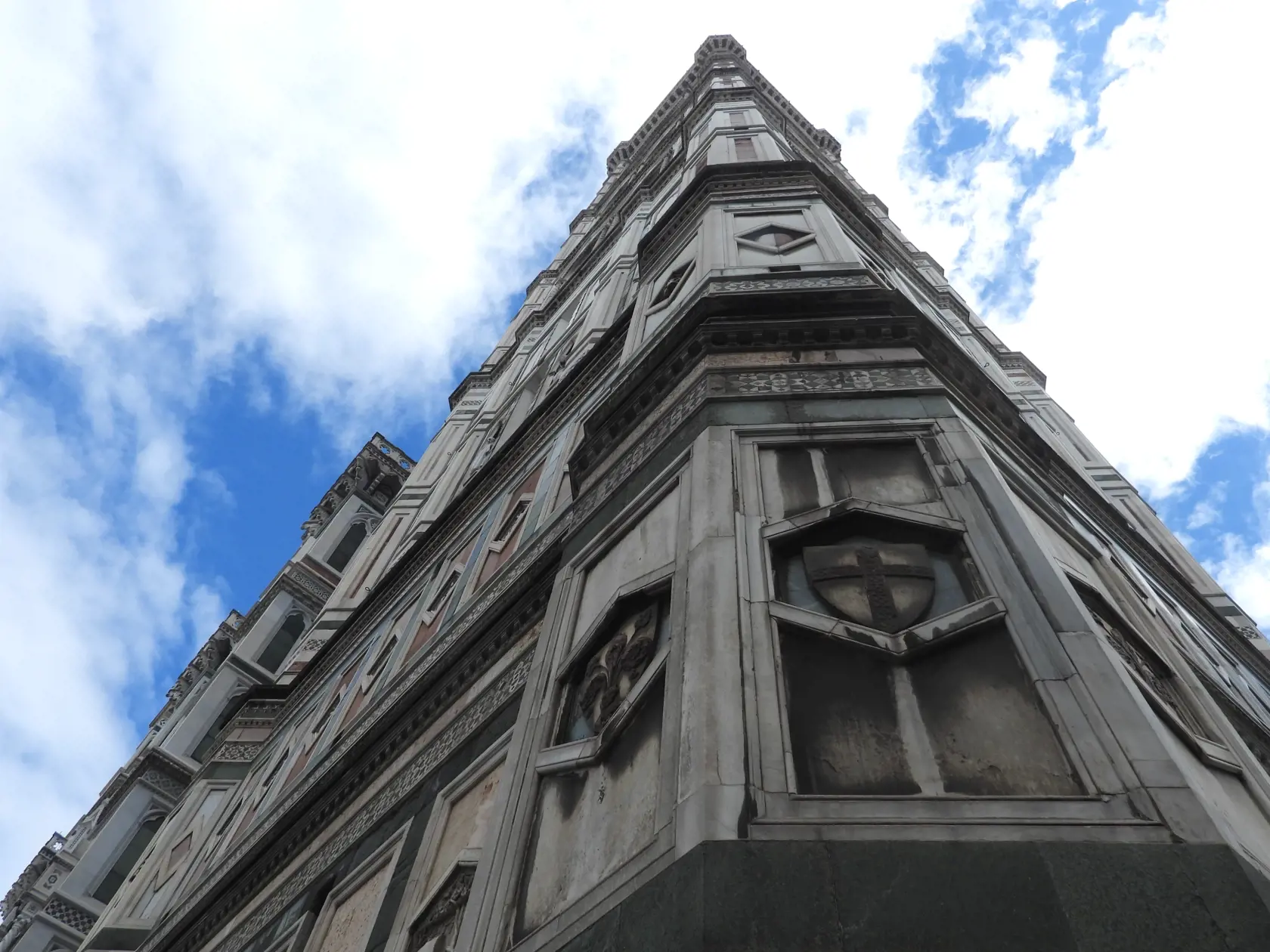 Detail fasády Giottovej zvonice vo Florencii, ktorá je súčasťou Katedrály Santa Maria del Fiore.