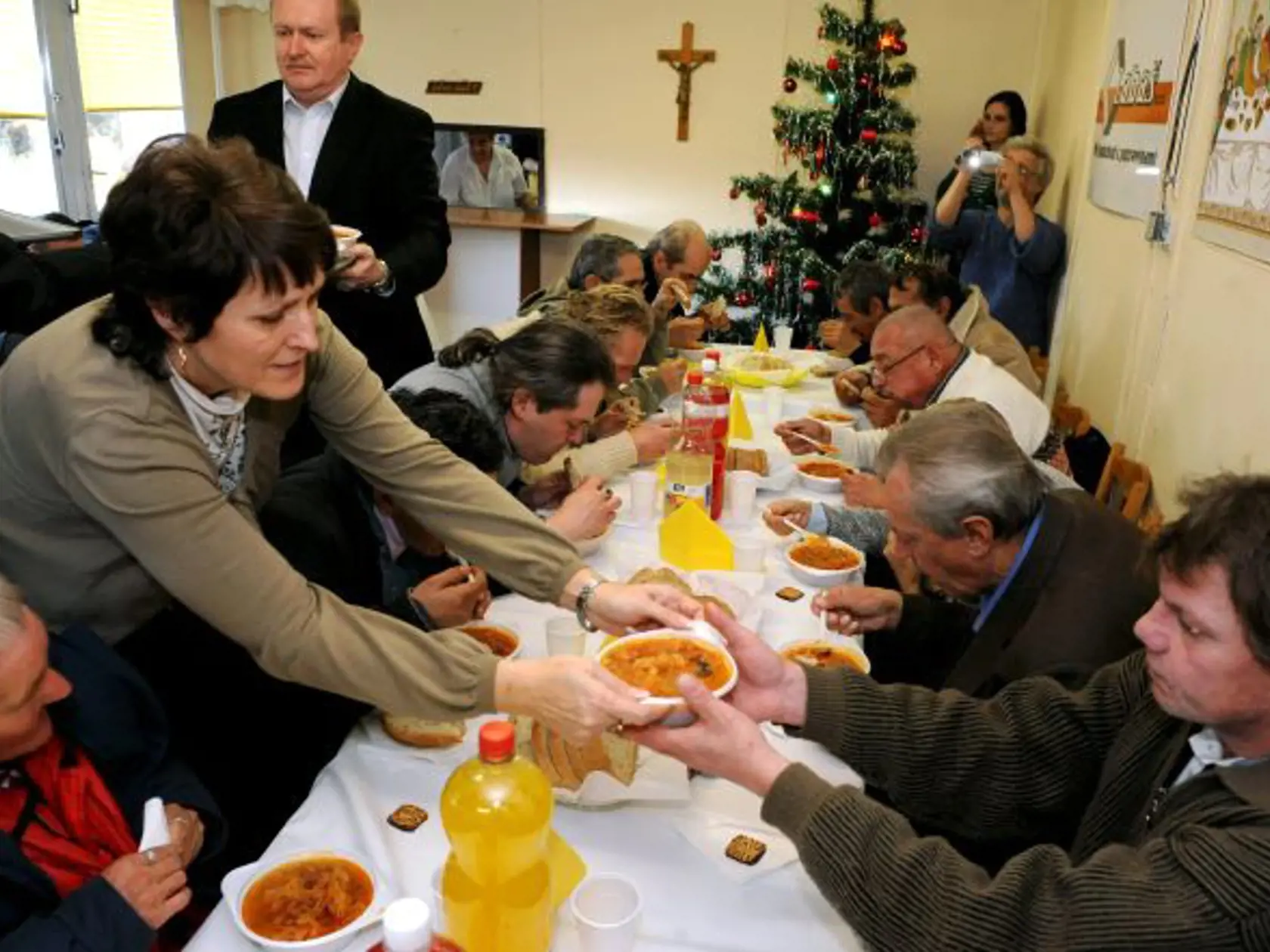 Vianočné menu pre bezdomovcov podával 23.decembra 2008 v Charitnom dome sv. Alžbety v Košiciach primátor Košíc František Knapík v spolupráci s Arcidiecéznou charitou v Košiciach.