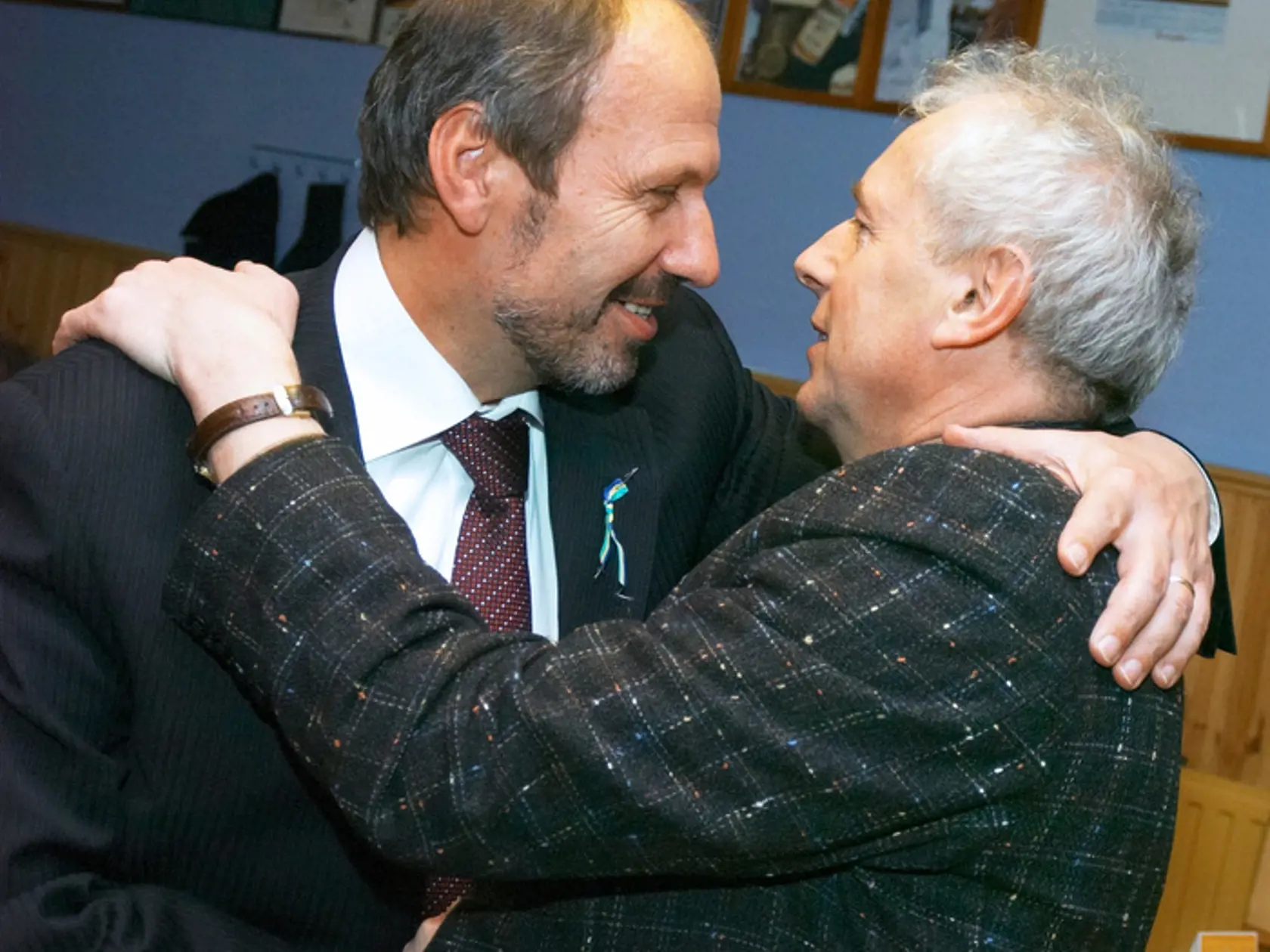 František Knapík (vľavo) príjma blahoželanie od Eugena Čuňa (vpravo) k výsledkom komunálnych volieb 2006. Košice, 3. december 2006.