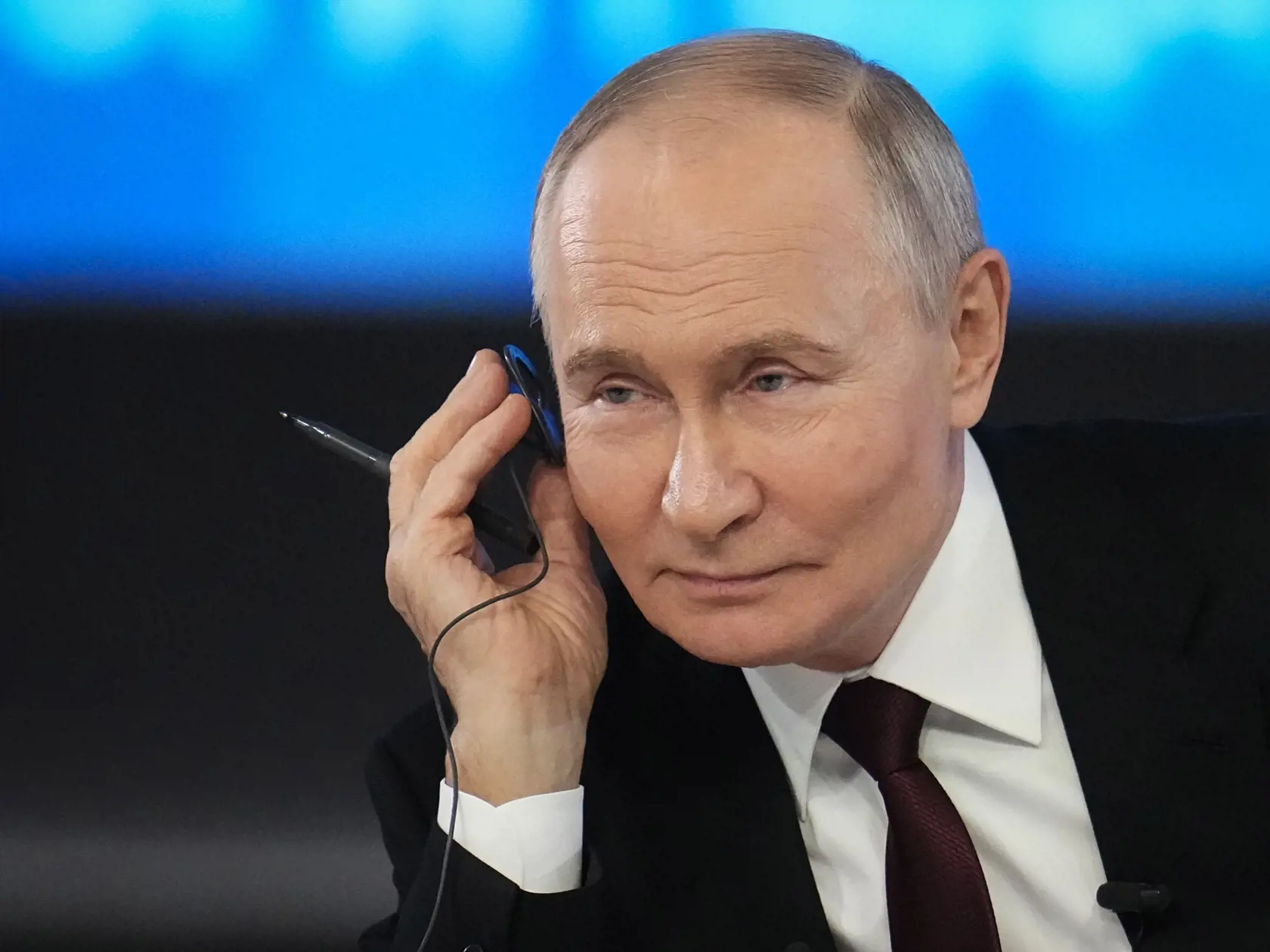 Ruský prezident Vladimir Putin počúva otázku počas výročnej tlačovej konferencie v Moskve 19. decembra 2024.