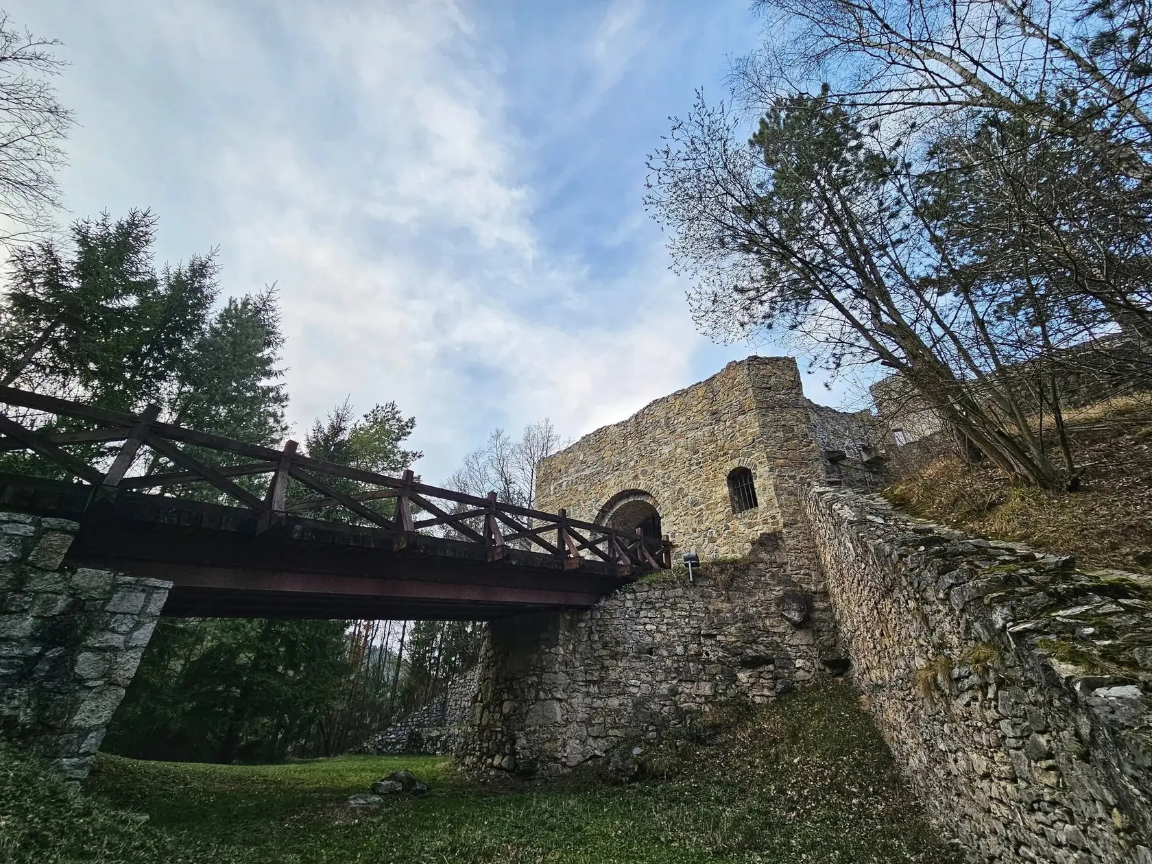 Hrad Strečno mala navštíviť aj herečka Jessica Biel.