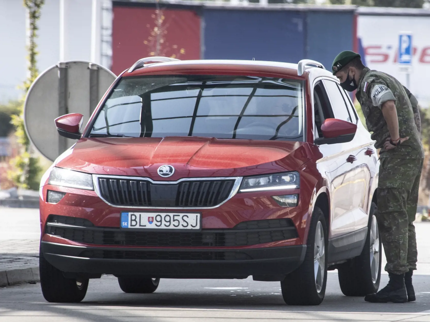 ÚVZ SR informuje, že do momentu zverejnenia uznesenia ÚS SR v zbierke zákonov stále platí súčasný režim na hraniciach. "Prosíme občanov, aby pri prekračovaní hraníc rešpektovali pokyny kontrolných zložiek," uviedla hovorkyňa ÚVZ SR.