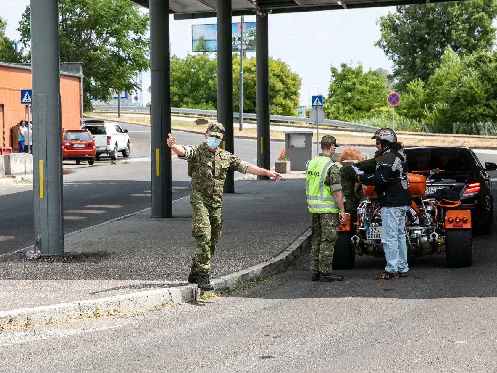 ÚVZ SR informuje, že do momentu zverejnenia uznesenia ÚS SR v zbierke zákonov stále platí súčasný režim na hraniciach. "Prosíme občanov, aby pri prekračovaní hraníc rešpektovali pokyny kontrolných zložiek," uviedla hovorkyňa ÚVZ SR.