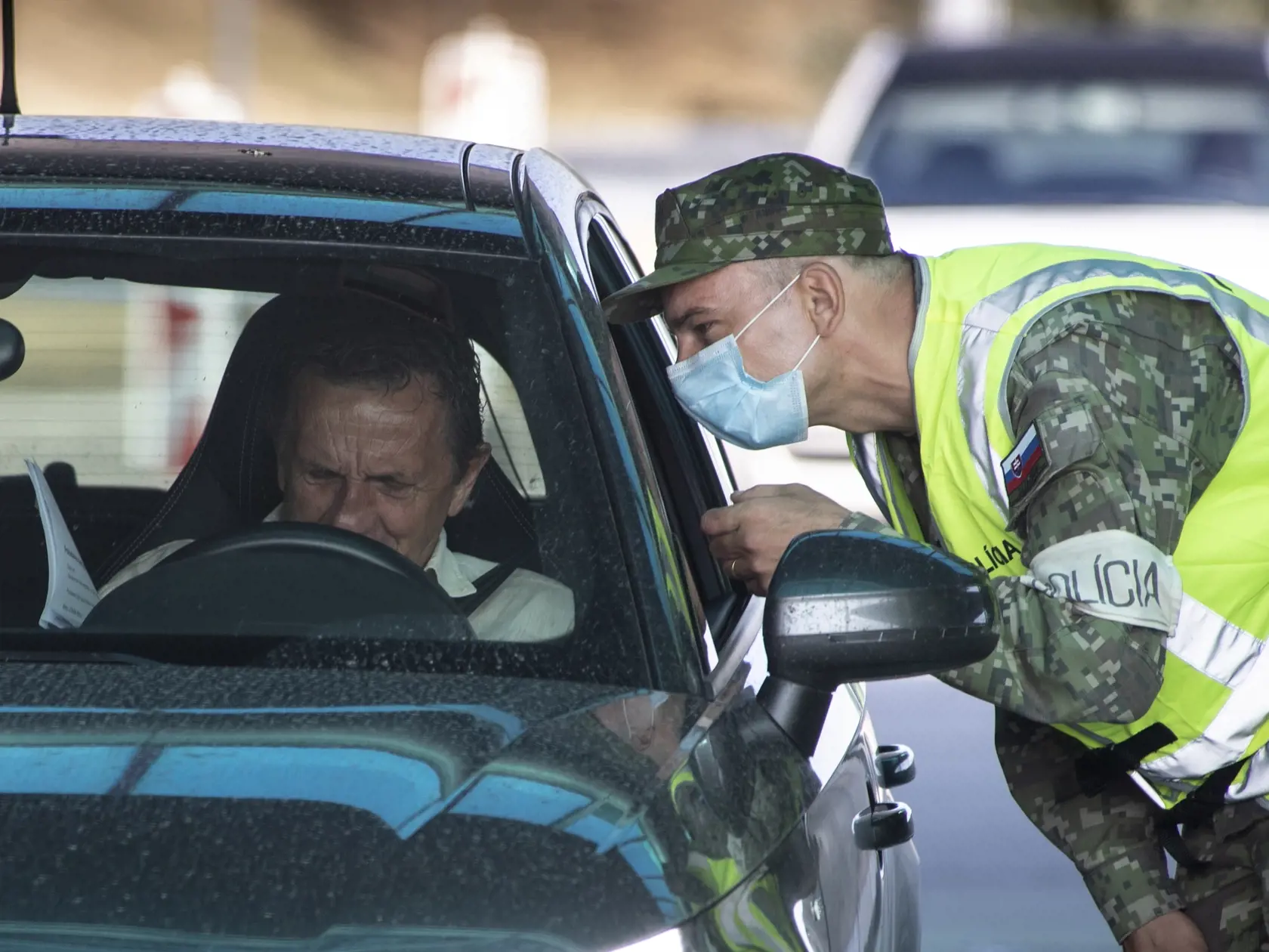 ÚVZ SR informuje, že do momentu zverejnenia uznesenia ÚS SR v zbierke zákonov stále platí súčasný režim na hraniciach. "Prosíme občanov, aby pri prekračovaní hraníc rešpektovali pokyny kontrolných zložiek," uviedla hovorkyňa ÚVZ SR.
