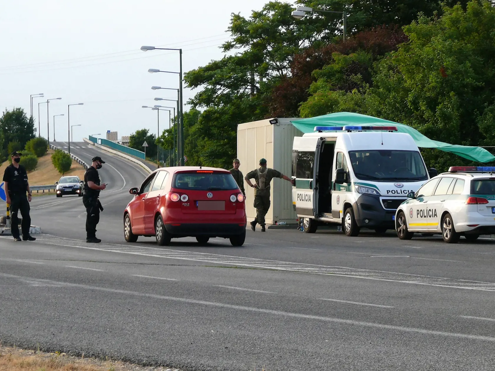 ÚVZ SR informuje, že do momentu zverejnenia uznesenia ÚS SR v zbierke zákonov stále platí súčasný režim na hraniciach. "Prosíme občanov, aby pri prekračovaní hraníc rešpektovali pokyny kontrolných zložiek," uviedla hovorkyňa ÚVZ SR.