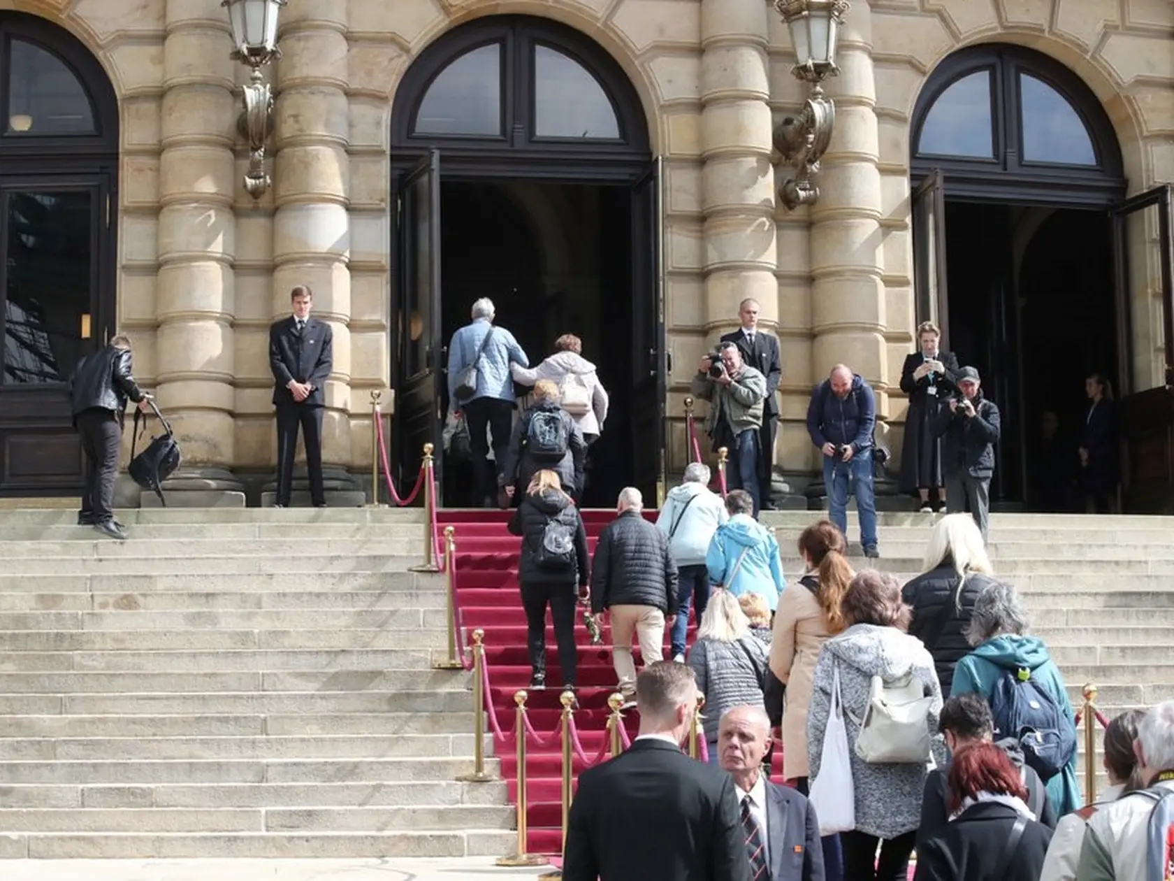 Posledná rozlúčka s Jiřím Bartoškom (†78). Do Rudolfina prichádza množstvo ľudí. 