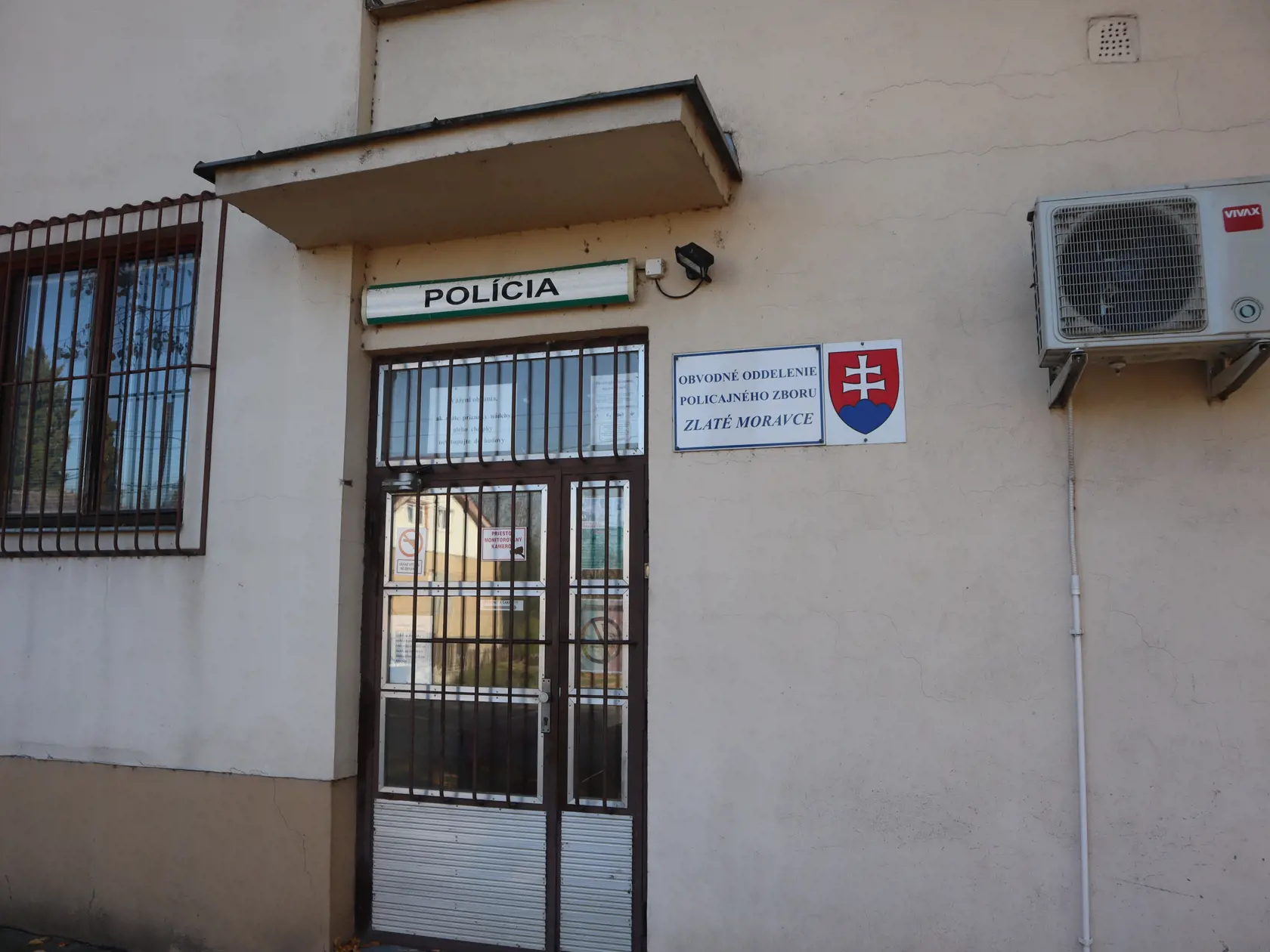 Policajné oddelenie v Zlatých Moravciach, kde sa brutálny prípad stal.