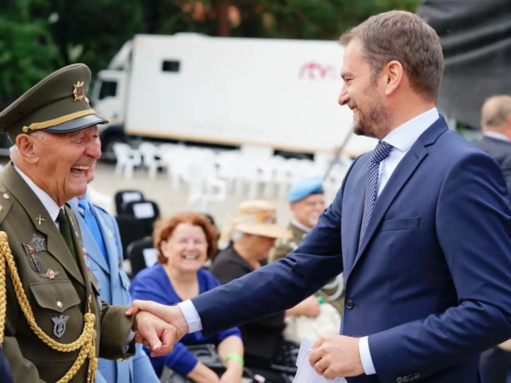 „Sviatky posledných dní sú k sebe časovo blízko. Avšak cesta od vzopretia sa partizánov v SNP ku našej štátnosti, krátka, a ani jednoduchá nebola. Skrížili ju komunisti a okupanti, ktorí si mysleli, že ak nám raz slobodu ako osloboditelia dali, môžu nám ju aj vziať,“ napísal premiér Igor Matovič na sociálnej sieti k tejto fotke.