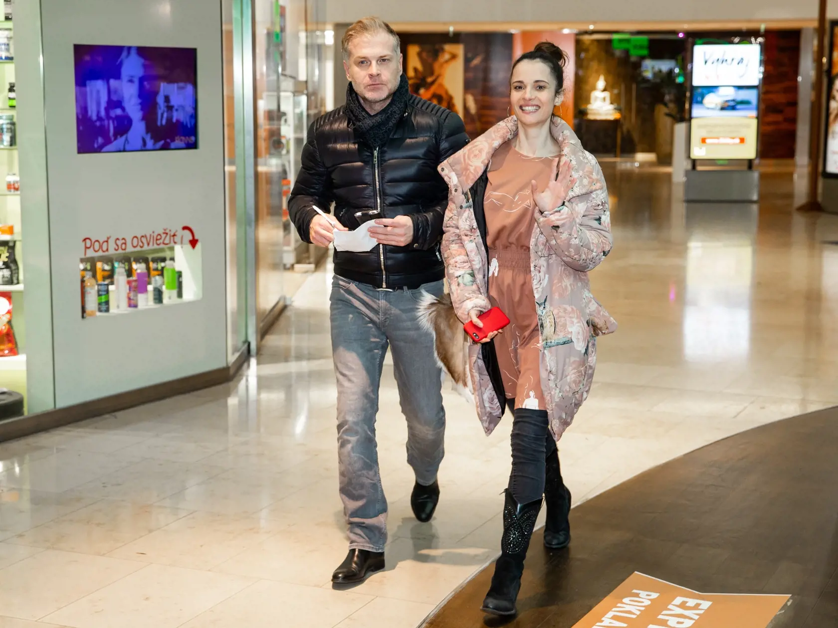 Premiéra slovenského filmu "Sviňa" v jednom z bratislavských nákupných centier. Na snímke Lívia Bielovič a Marcel Ochránek.