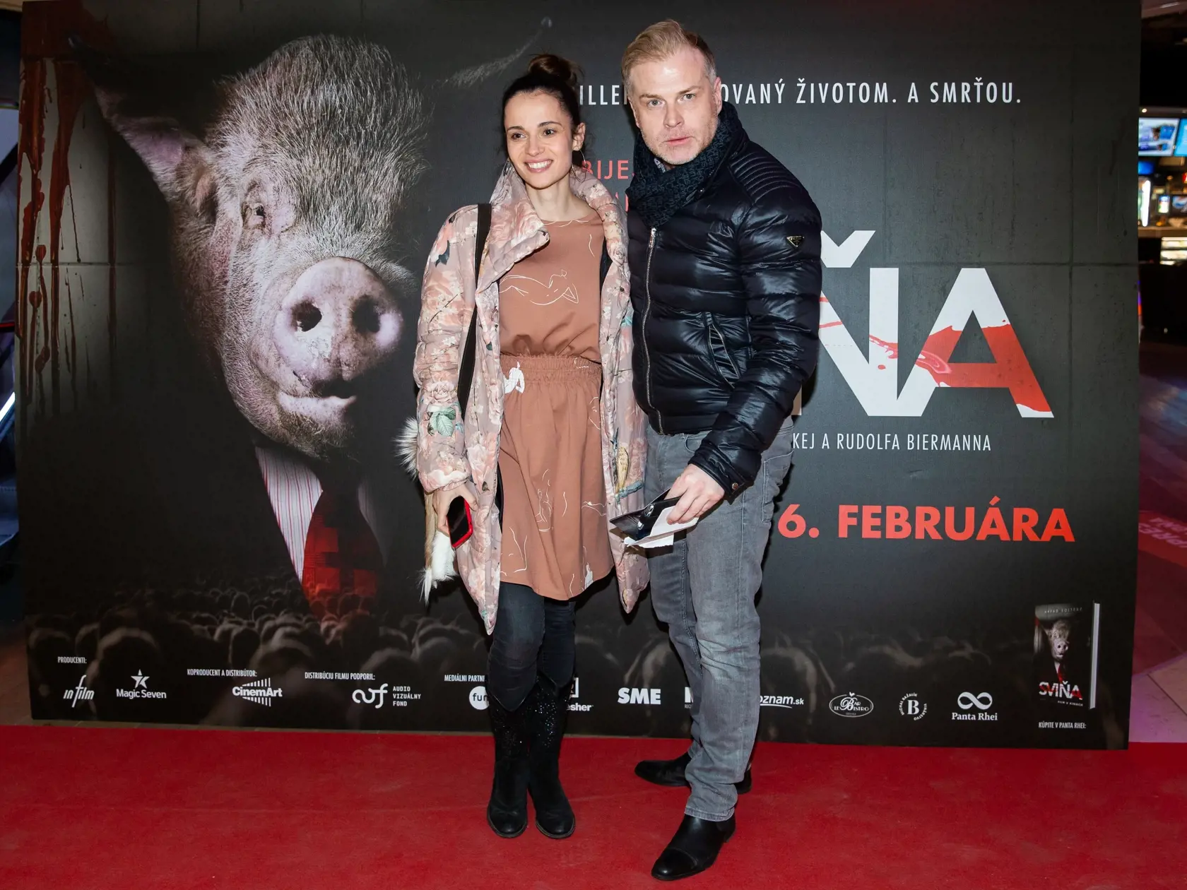 Premiéra slovenského filmu "Sviňa" v jednom z bratislavských nákupných centier. Na snímke Lívia Bielovič a Marcel Ochránek.