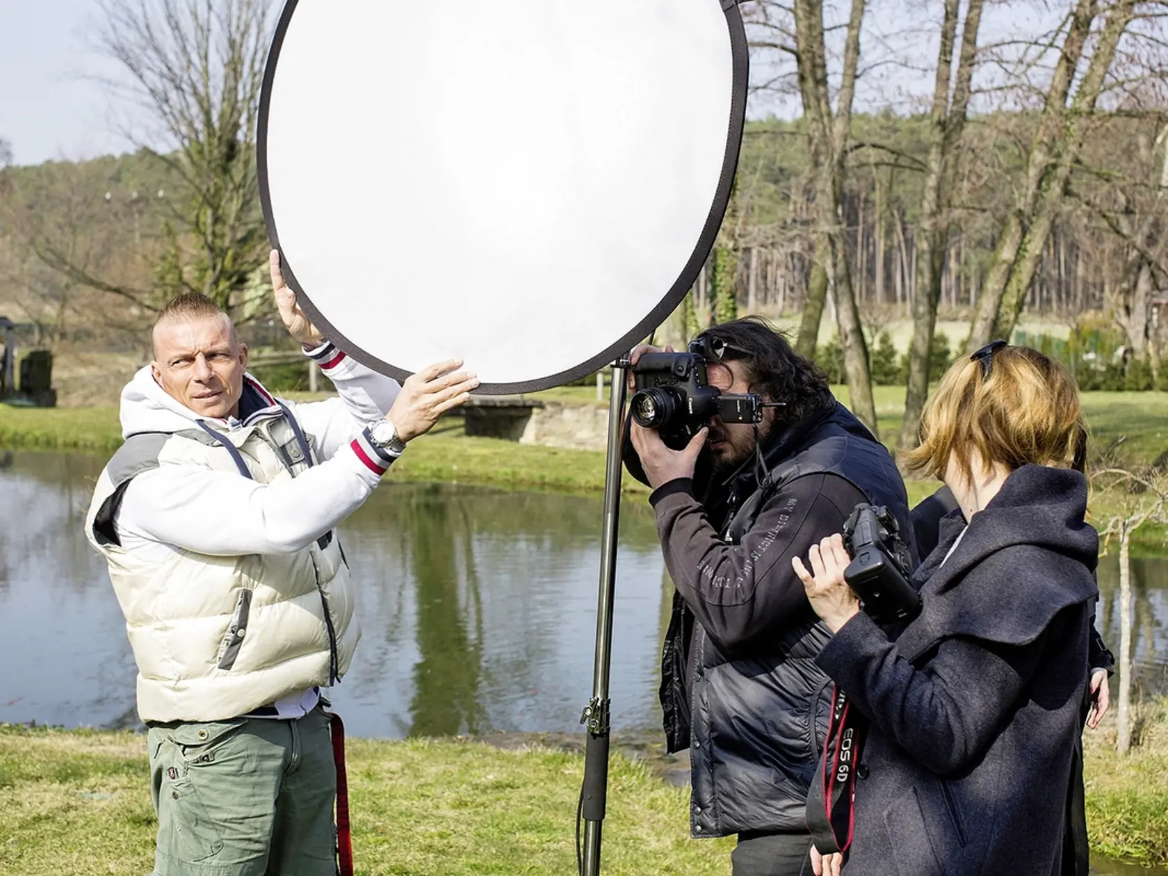 Fotografova pravá ruka. Na pľaci pomáhal aj príležitostný herec a asistent Lukáš Hoffman..