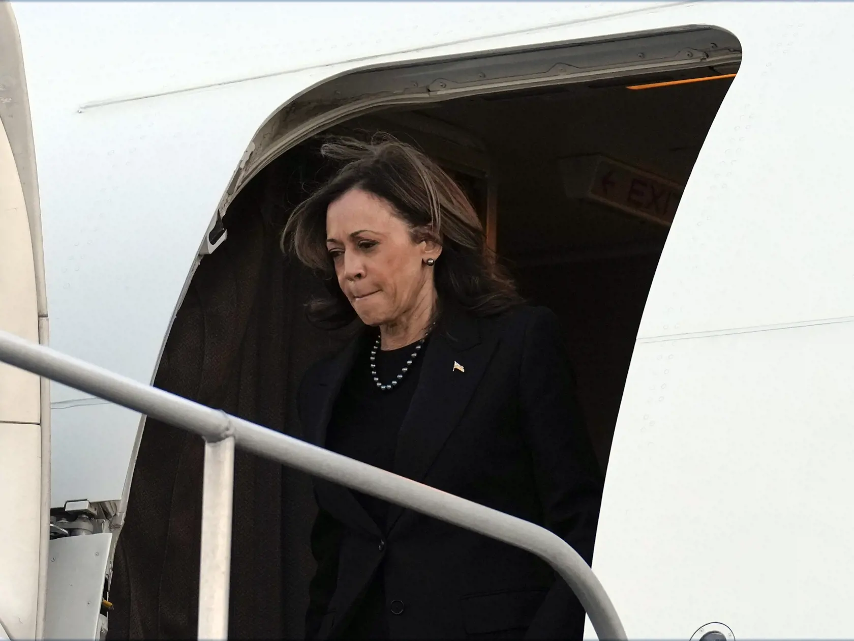 Kamala Harrisová vystupuje z lietadla na letisku v meste New York 7. októbra 2024.