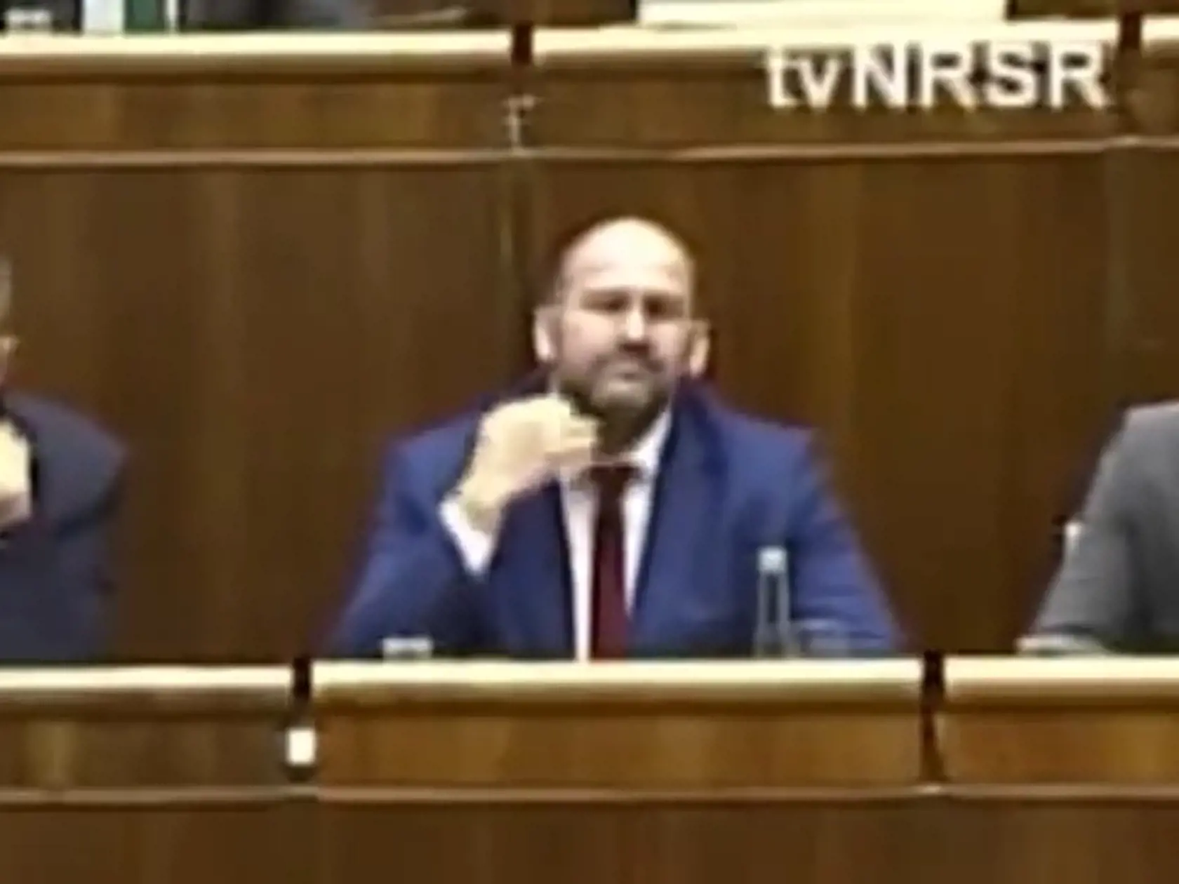 Peter Pčolinský odišiel z hnutia Sme rodina. Teraz za peniaze zverejňuje súkromné fotky a videá politických exkolegov.