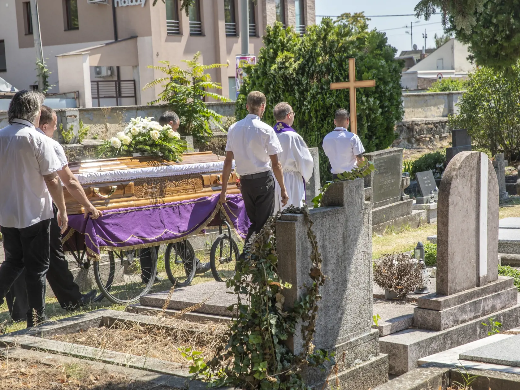 Na snímke je pohreb mladej ženy v Štúrove. Hádzanárke Cyntii, ktorú našli zabalenú v igelite, dnes povedali posledné zbohom.