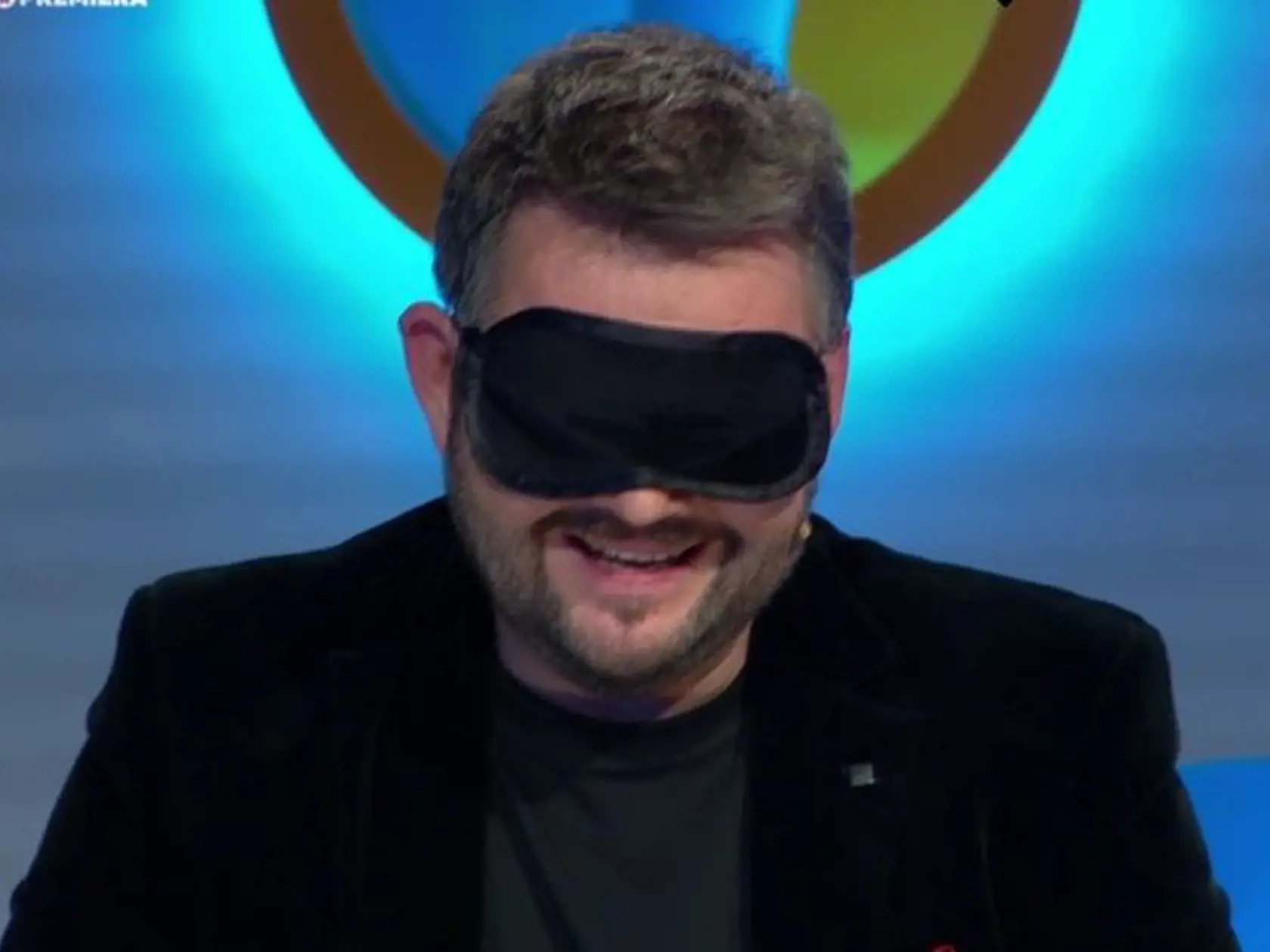 Hudák v čiernej škraboške.