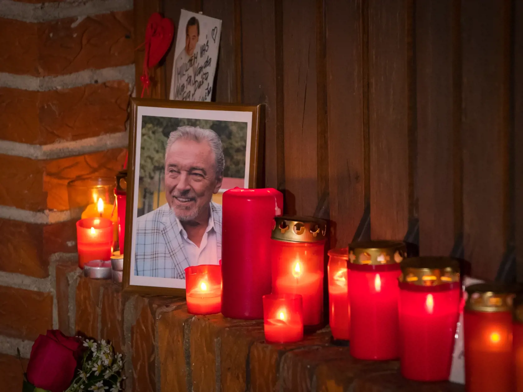 Česi, Slováci, Nemci prinášajú k domu speváka kvetiny a dojemné odkazy.