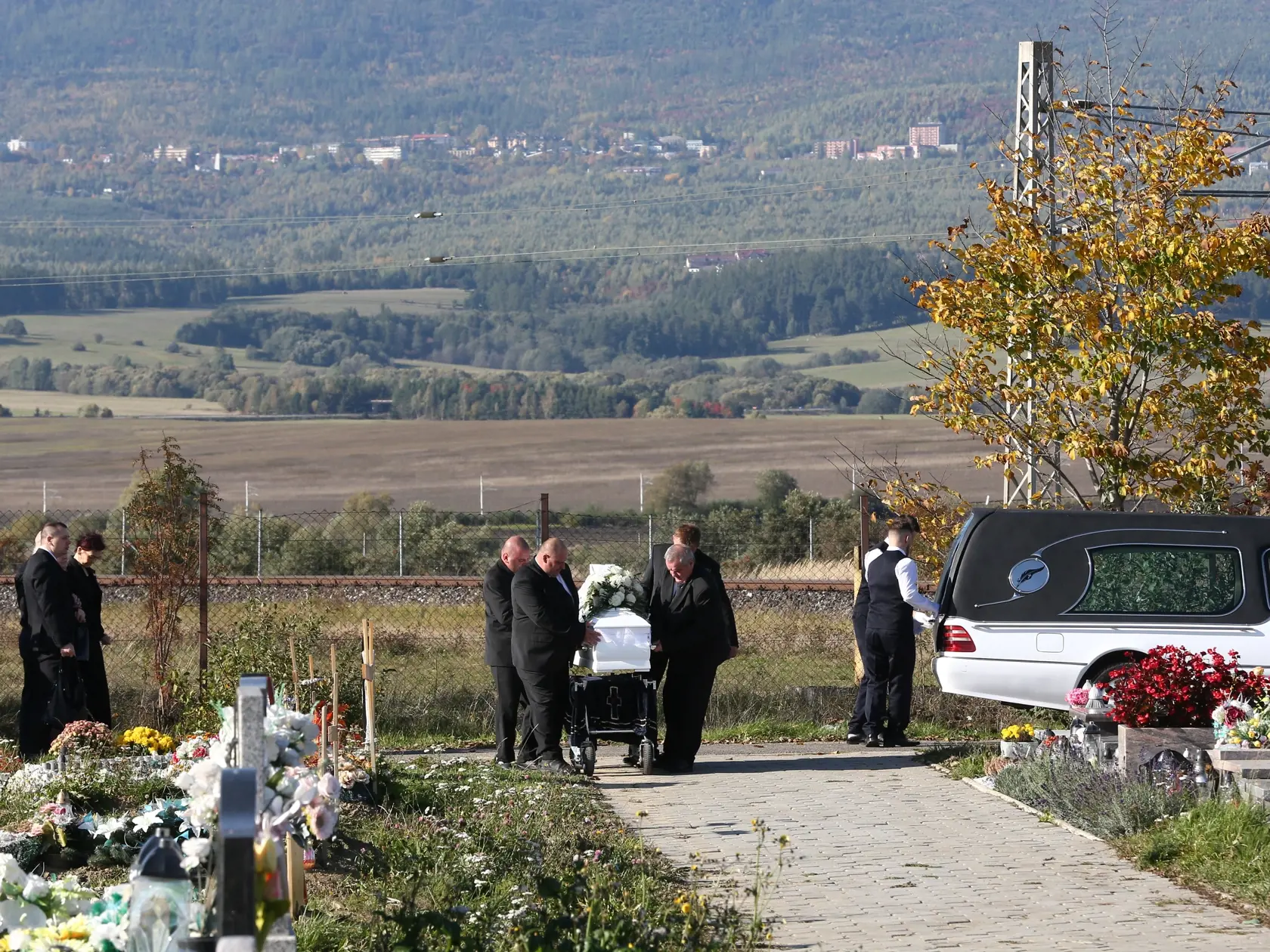 Posledná rozlúčka s nadanou študentkou Broňou. V sobotu (8.10.) sa rozlúčili rodiny Mareka a Brone so svojími milovanými deťmi, vnúčatami, a súrodencami. Ich mladé životy vyhasli vinou opitého vodiča.
