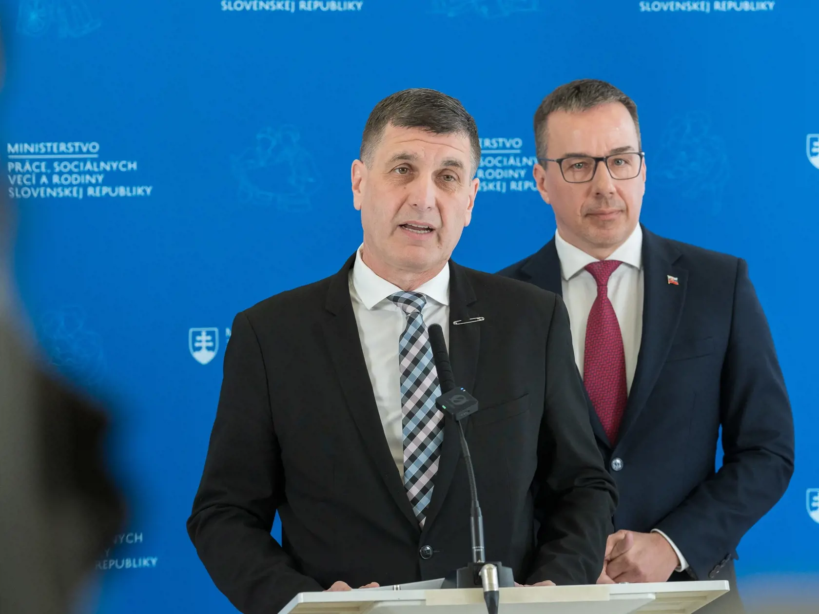 Štátny tajomník rezortu práce Branislav Ondruš a minister práce Erik Tomáš.