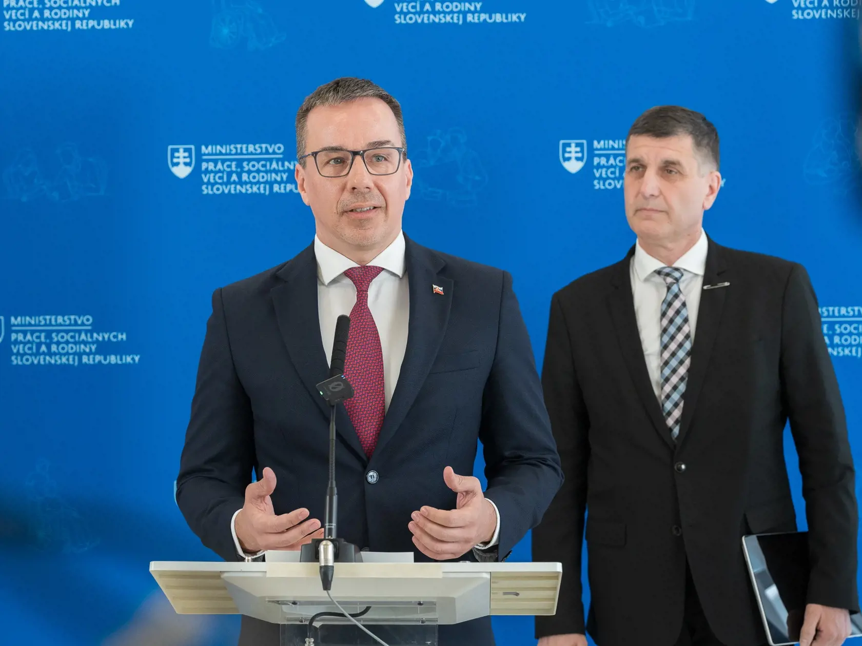 Minister práce Erik Tomáš a štátny tajomník rezortu práce Branislav Ondruš.