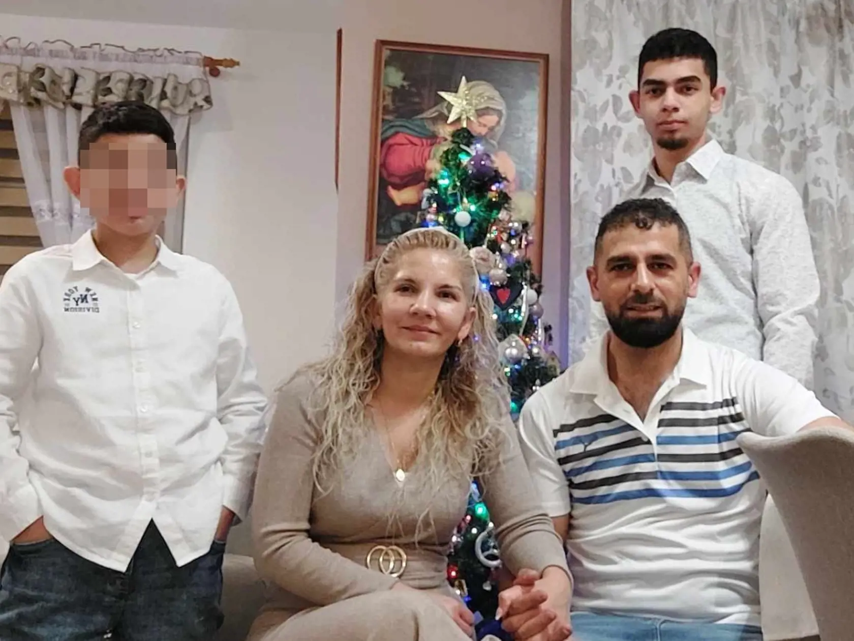 Začiatkom januára zverejnila rodinka takúto fotku na sociálnej sieti. Vyzerali, že sú spokojní a nič nemôže ich šťastiu zabrániť. Žiaľ, Ladik o desať dní na to skočil zo železničného mosta. A zrejme v tom bola šikana v škole.